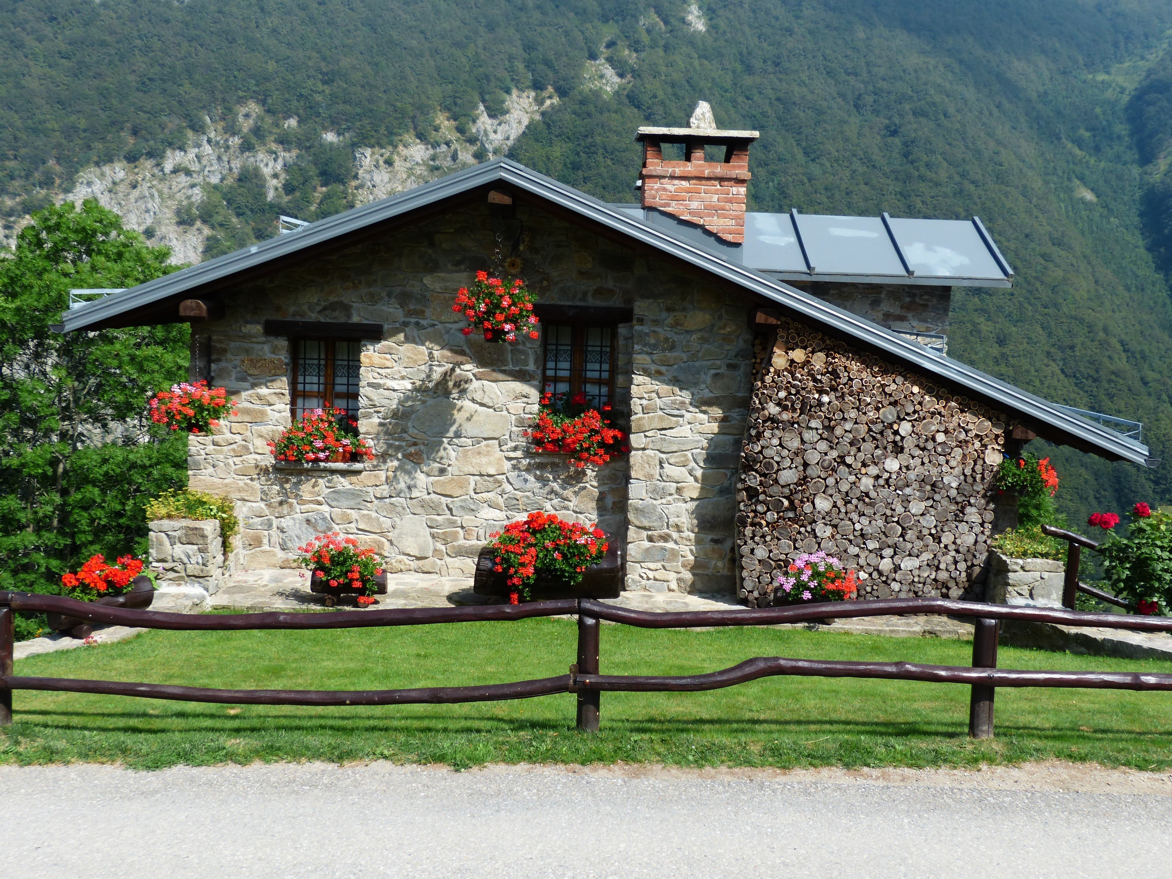 frontal, building exterior, green color, range, no people, view, cottage, piedmont, stone, freshness, holiday house, mountain, beauty in nature, palanfre, HD Wallpaper