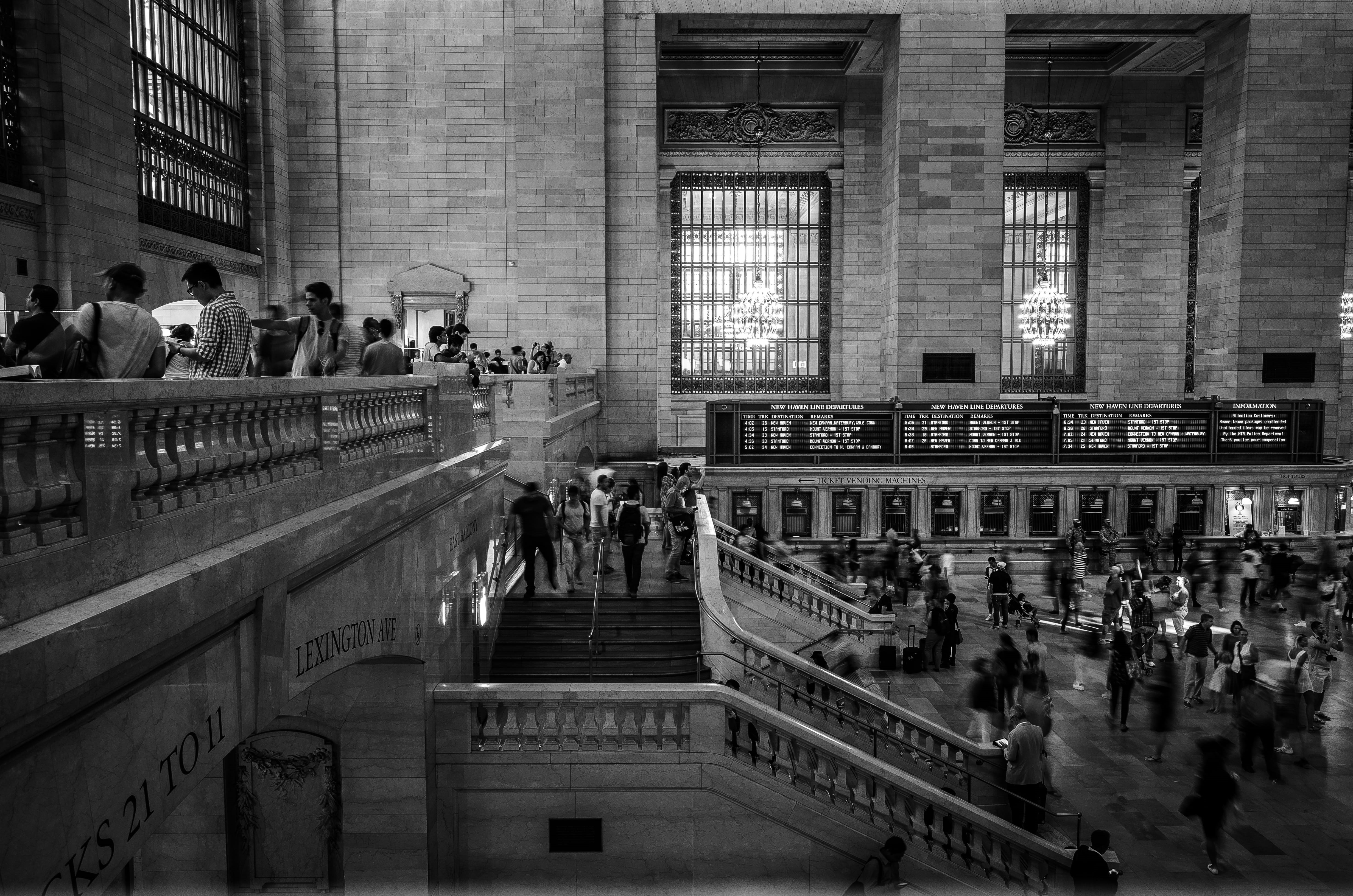 real people, architecture, manhattan, nyc, transportation, group of people, lifestyles, city, grand central terminal, men, motion, building exterior, large group of people, HD Wallpaper