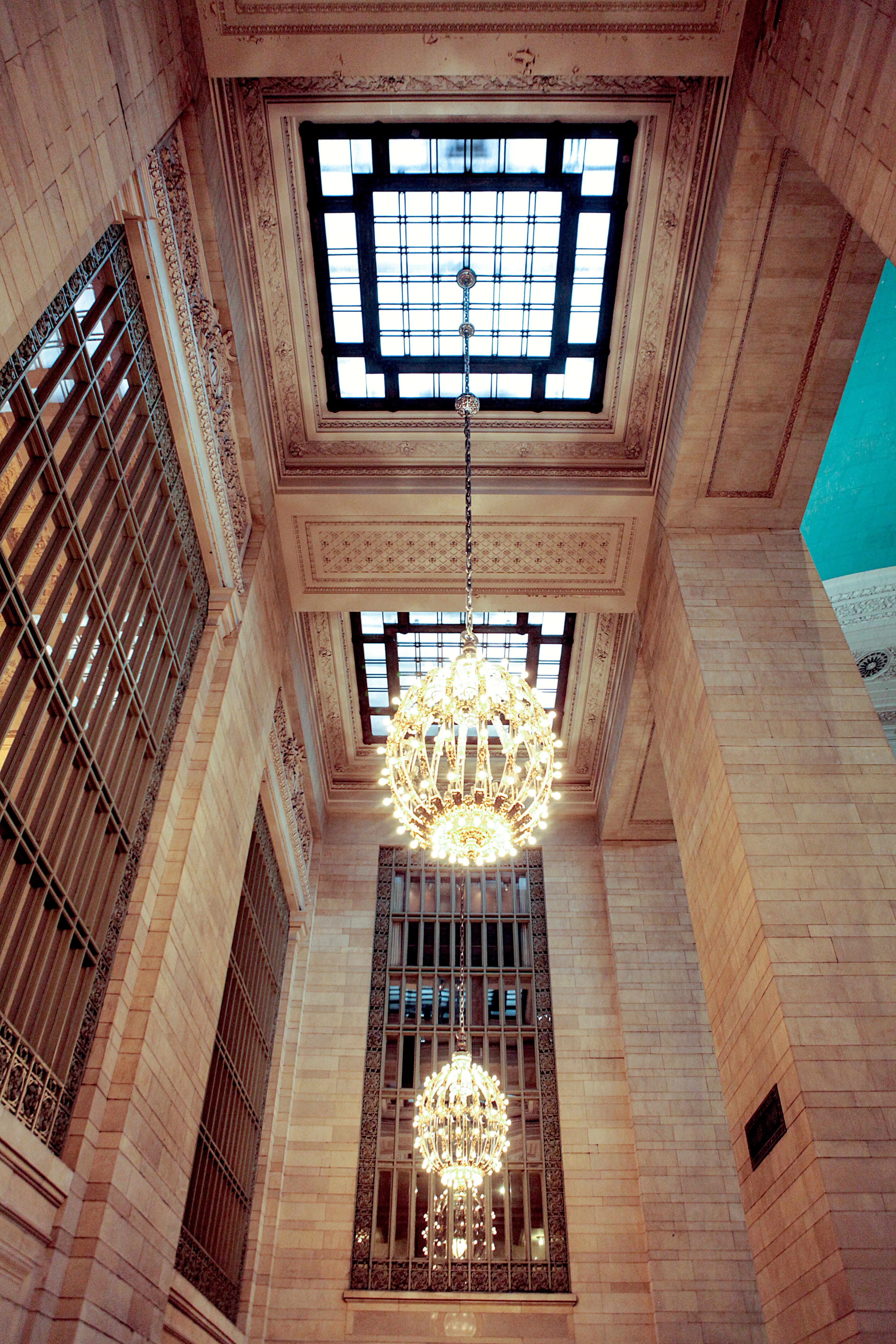 new york city, 5K, sunlight, nyc, building, directly below, illuminated, united states, hanging, cupola, no people, grand central terminal, luxury, indoors, Phone HD Wallpaper