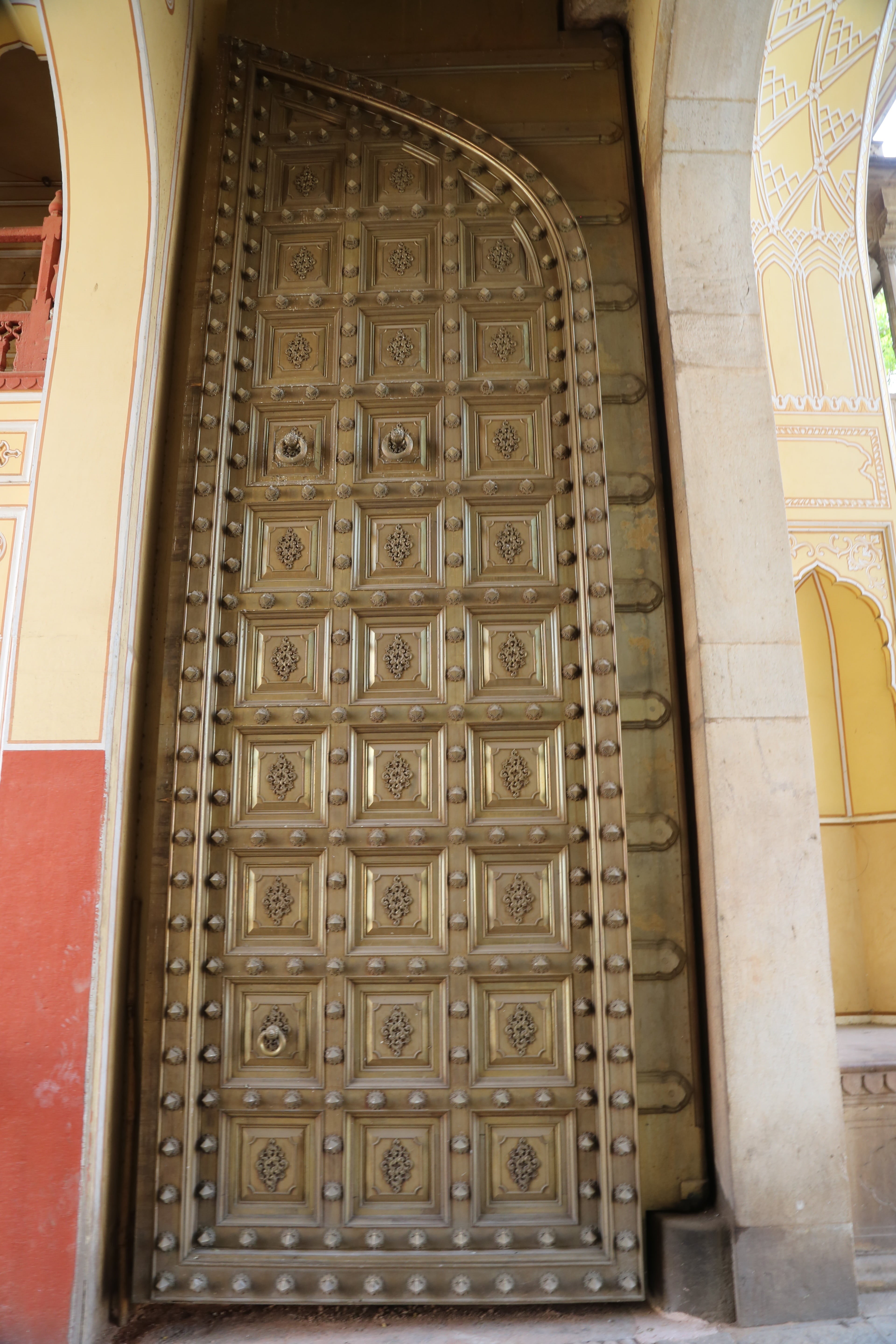 history, arch, doorway, rajasthan, gate, ornate, wall - building feature, architecture, no people, heritage, door, place of worship, india, entrance, pattern, Phone HD Wallpaper