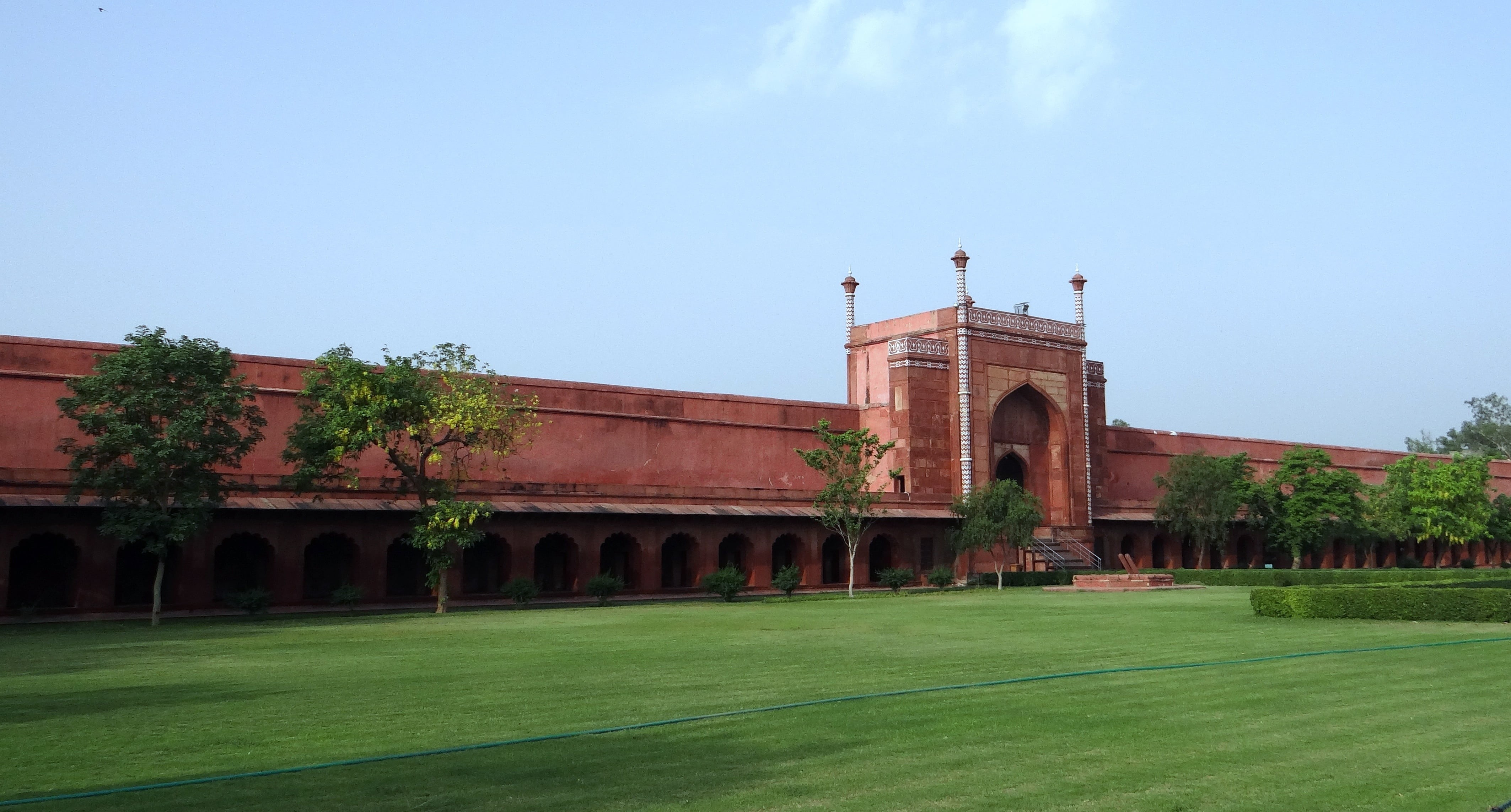 day, 4K, architecture, arch, india, tree, outdoors, plant, clear sky, blue, agra, taj mahal, sky, grass, no people, southern gate, the past, history, courtyard, HD Wallpaper