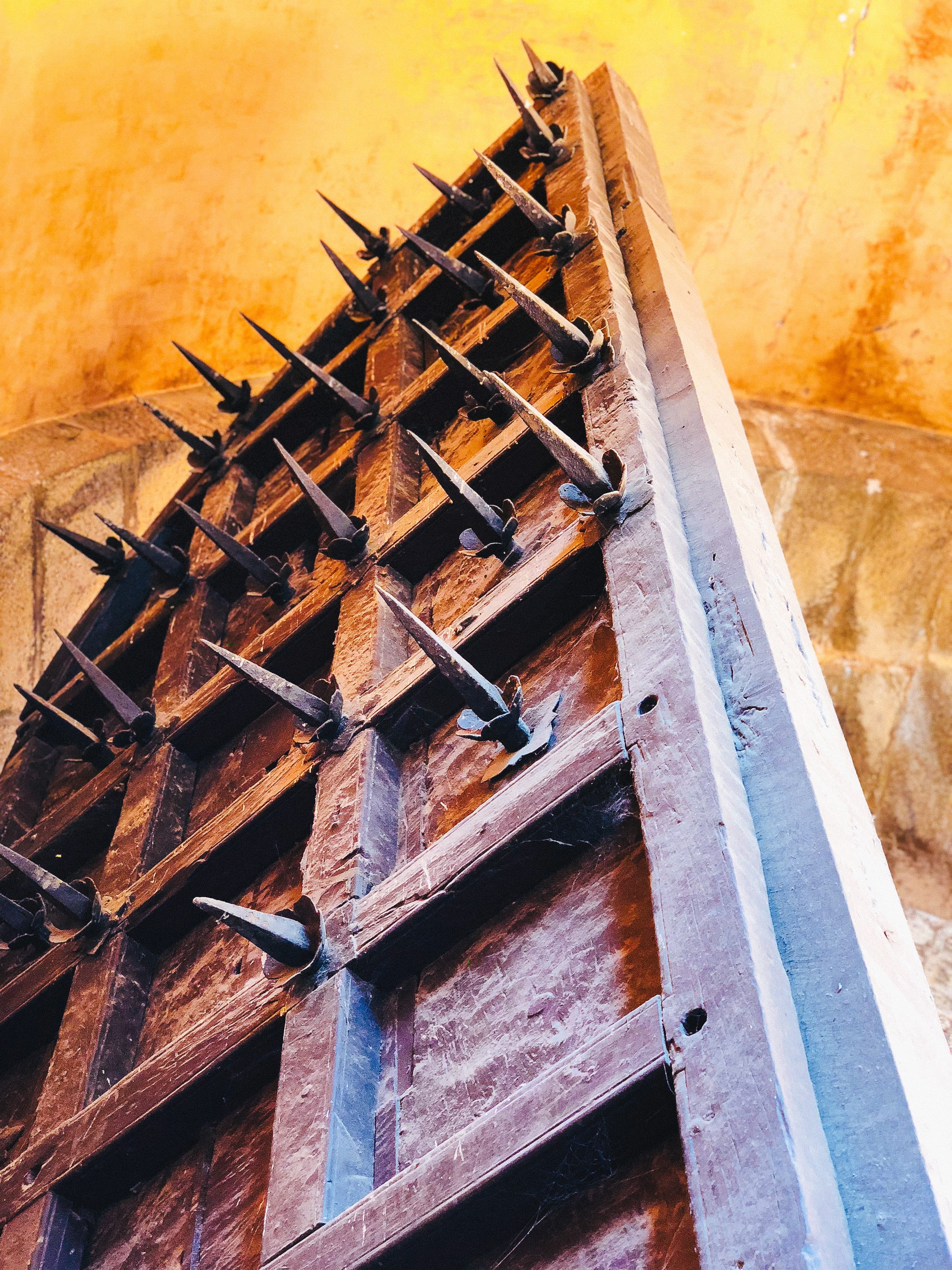 weapon, pattern, damaged, nature, metal, ancient, bangalore fort, knife, construction industry, close-up, 4K, incredible india, fort, wood - material, Phone HD Wallpaper