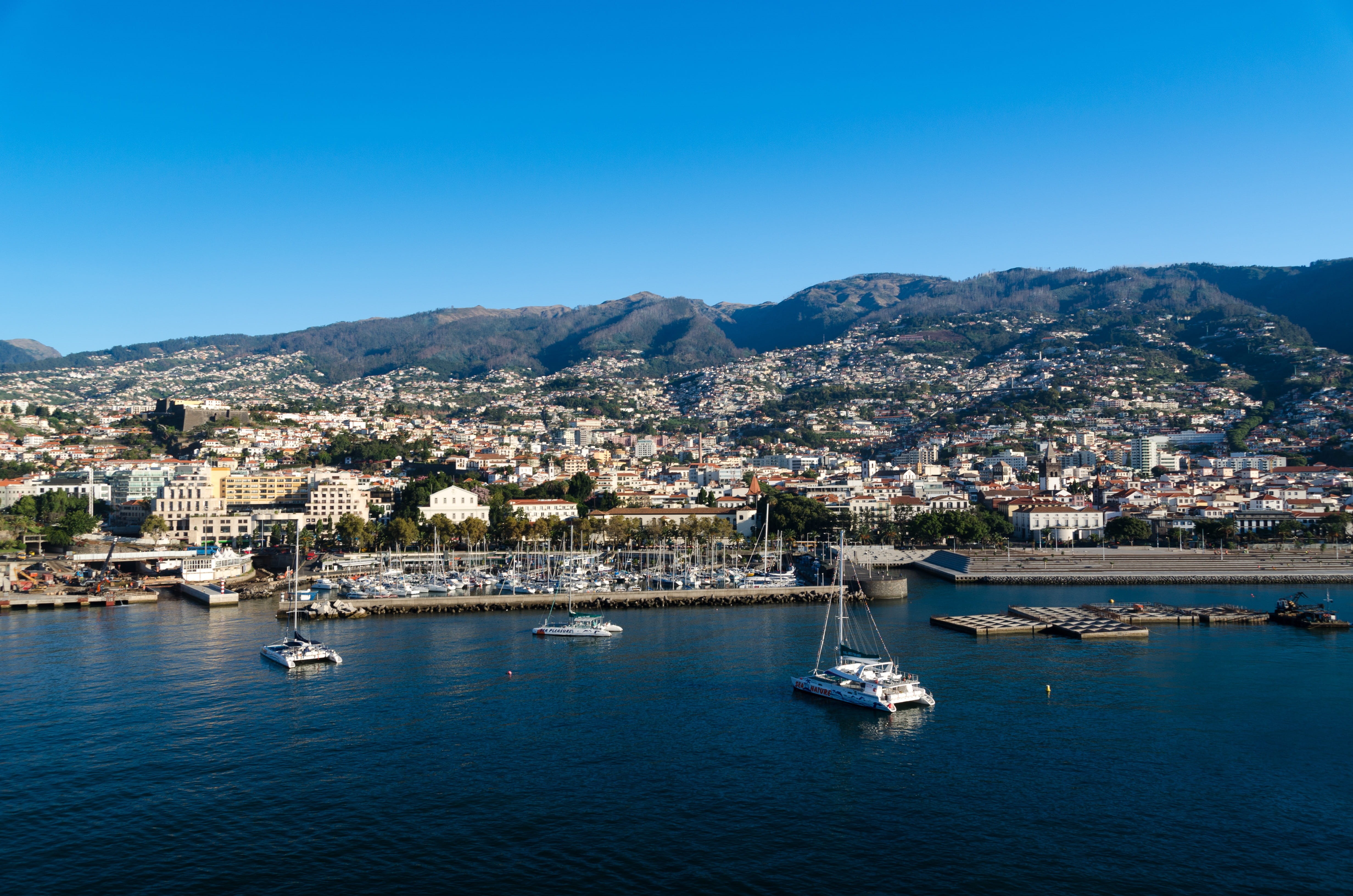 built structure, City, sky, white, outdoors, Port, mode of transportation, transportation, mountain, yacht, harbor, sea, passenger craft, ship, boot, travel destinations, HD Wallpaper