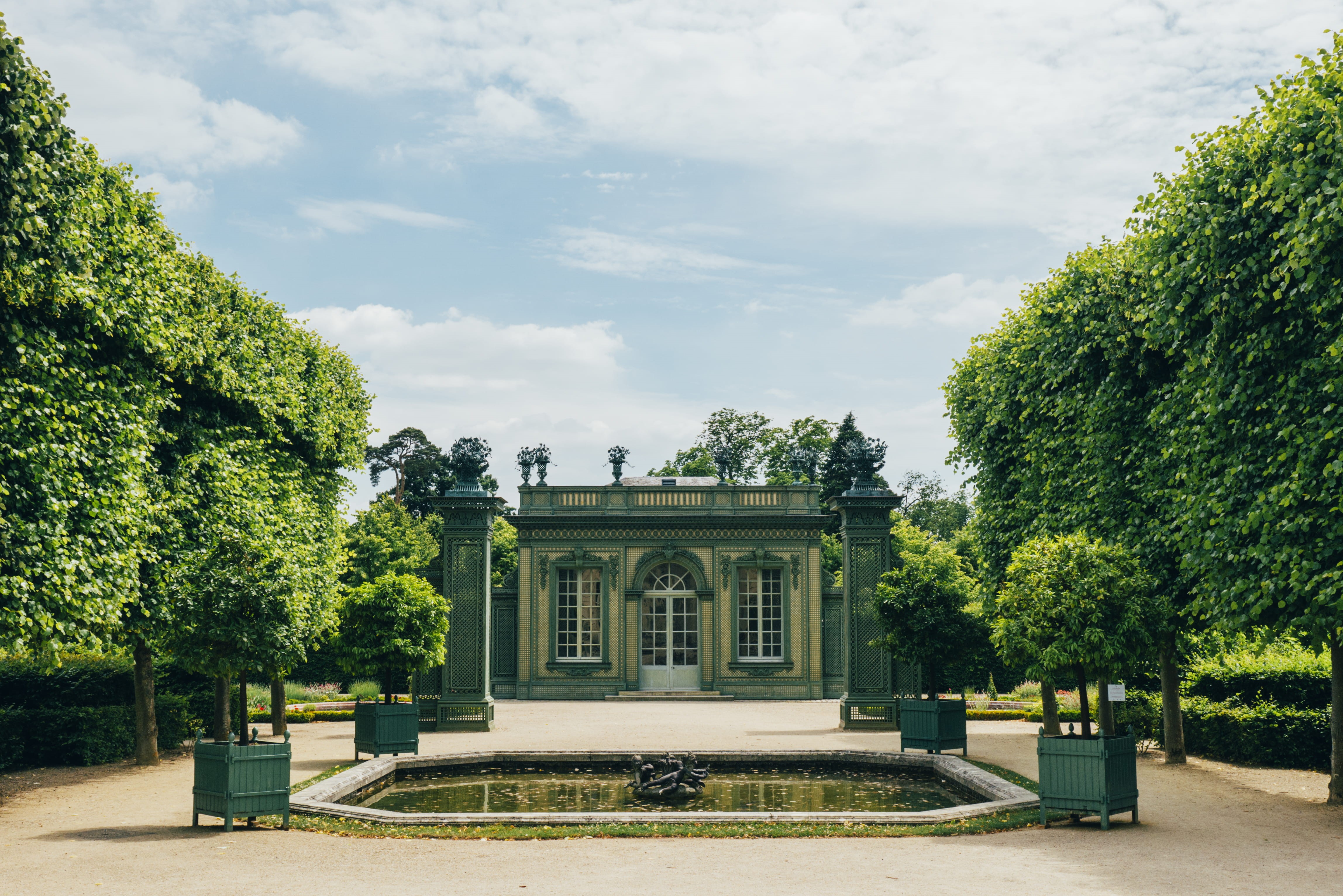 château, history, tree, architectural column, outdoors, nature, architecture, grass, france, king, 4K, palace, hedge, building exterior, versailles, green color, HD Wallpaper