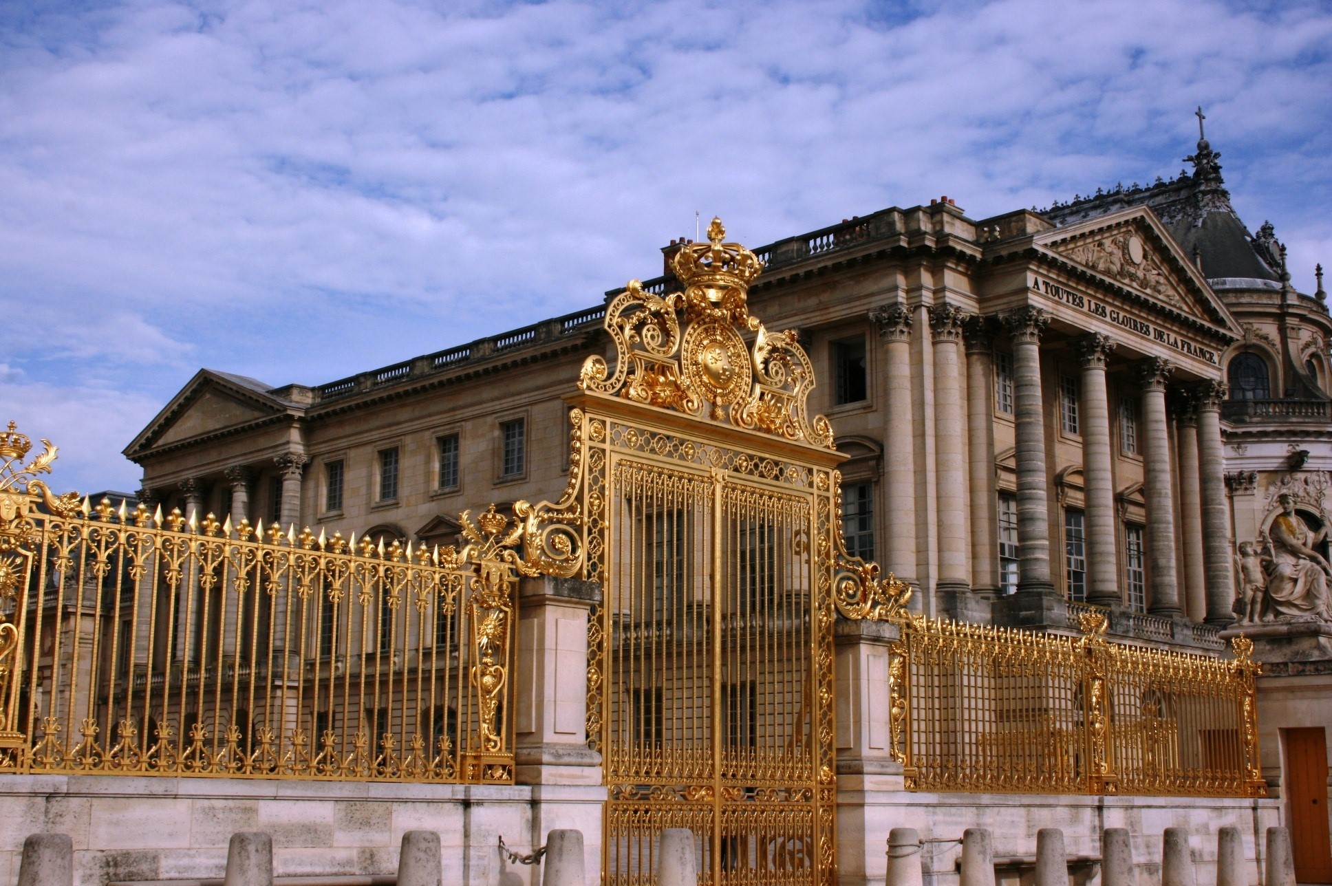 versailles, no people, low angle view, cloud - sky, architectural column, tourism, building exterior, city, built structure, sky, colonnade, the past, outdoors, HD Wallpaper
