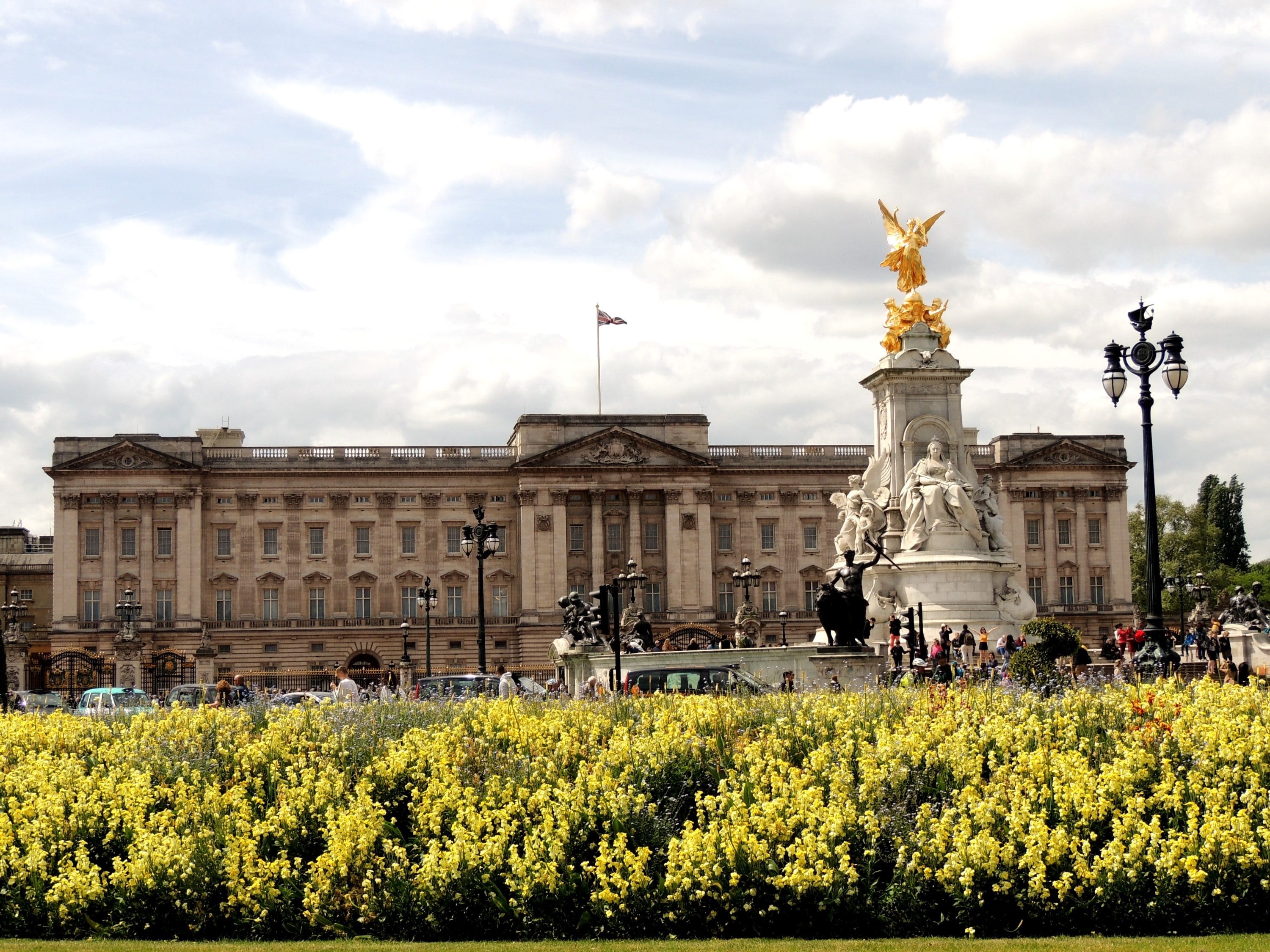 flower, 2K, famous, london, representation, cloud - sky, sculpture, tourism, yellow, built structure, sky, incidental people, victoria memorial, architecture, HD Wallpaper