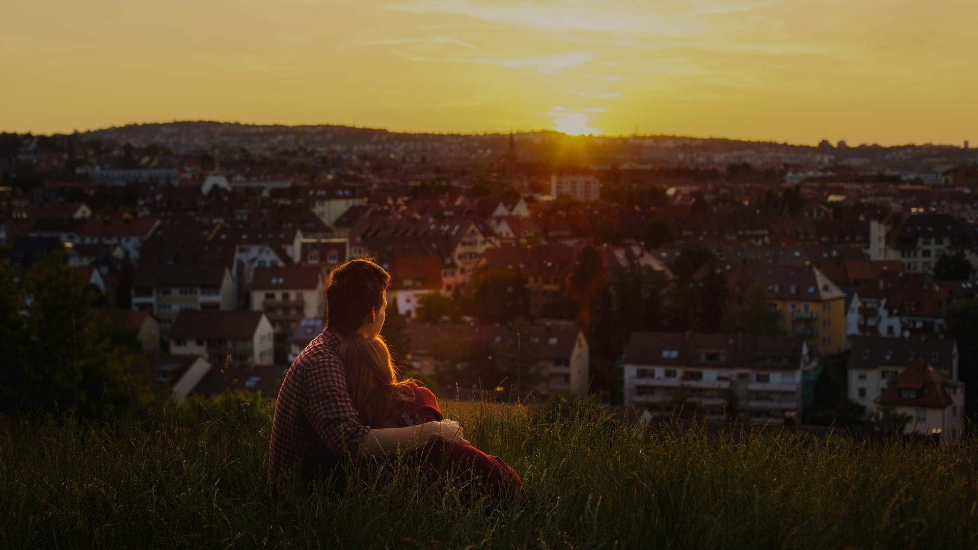 woman, the city, widescreen, background, grass, stay, tenderness, male, romance, guy, full screen, men, a couple, pair, mood, city, greens, sunset, love, HD Wallpaper