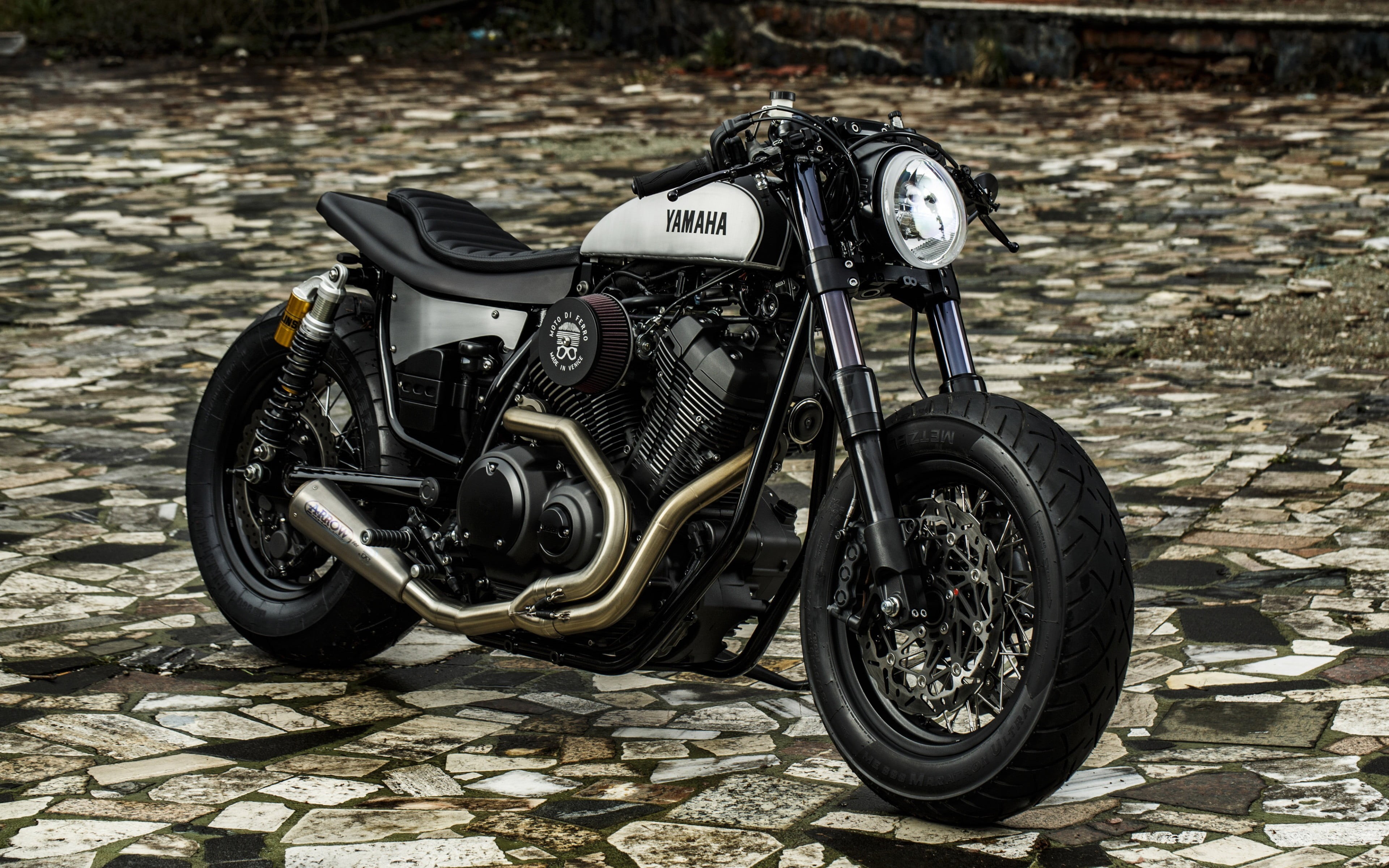tire, parking, speed, city, black color, land vehicle, transportation, cafe, cobblestone, yard, bicycle, street, Yamaha, built, stationary, racer, focus on foreground, HD Wallpaper