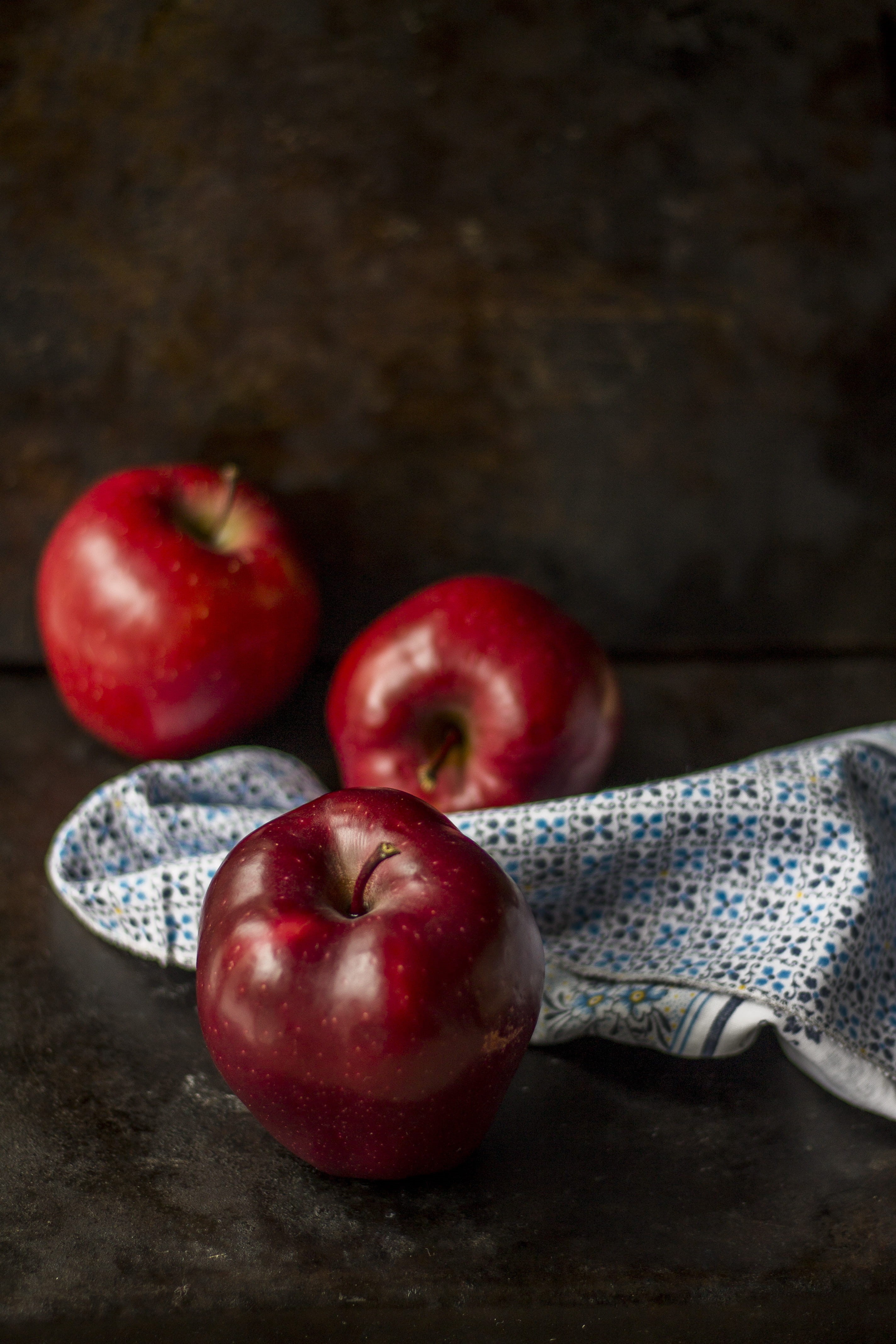 wellbeing, black background, organic, food, healthy eating, brown, 4K, napkin, ripe, no people, table, studio shot, fruit, surface, group of objects, freshness, Phone HD Wallpaper