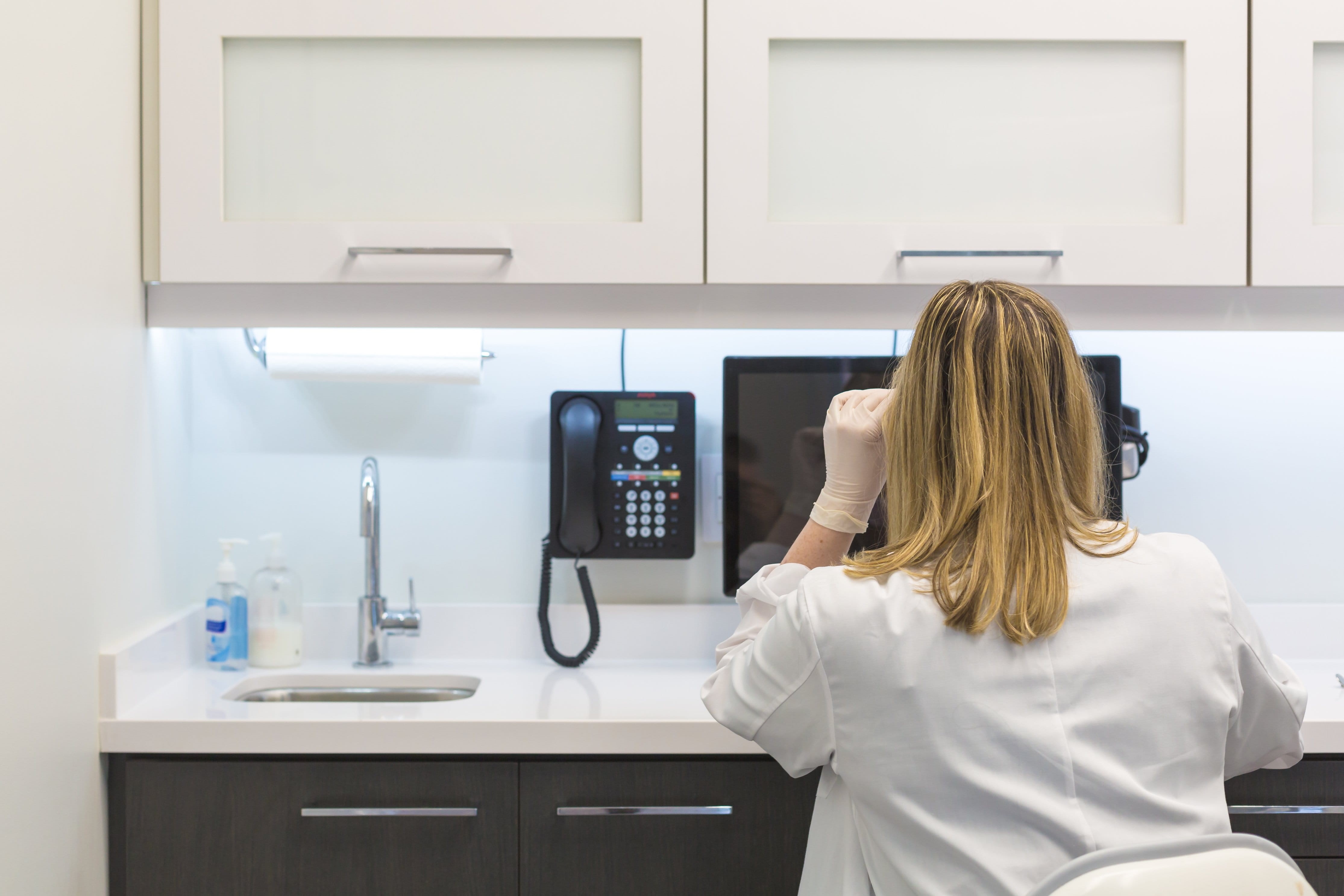adult, portrait, women, mid adult, lab coat, computer, photo, headshot, rear view, doctors office, hair, long hair, Medical, one person, female doctor, HD Wallpaper