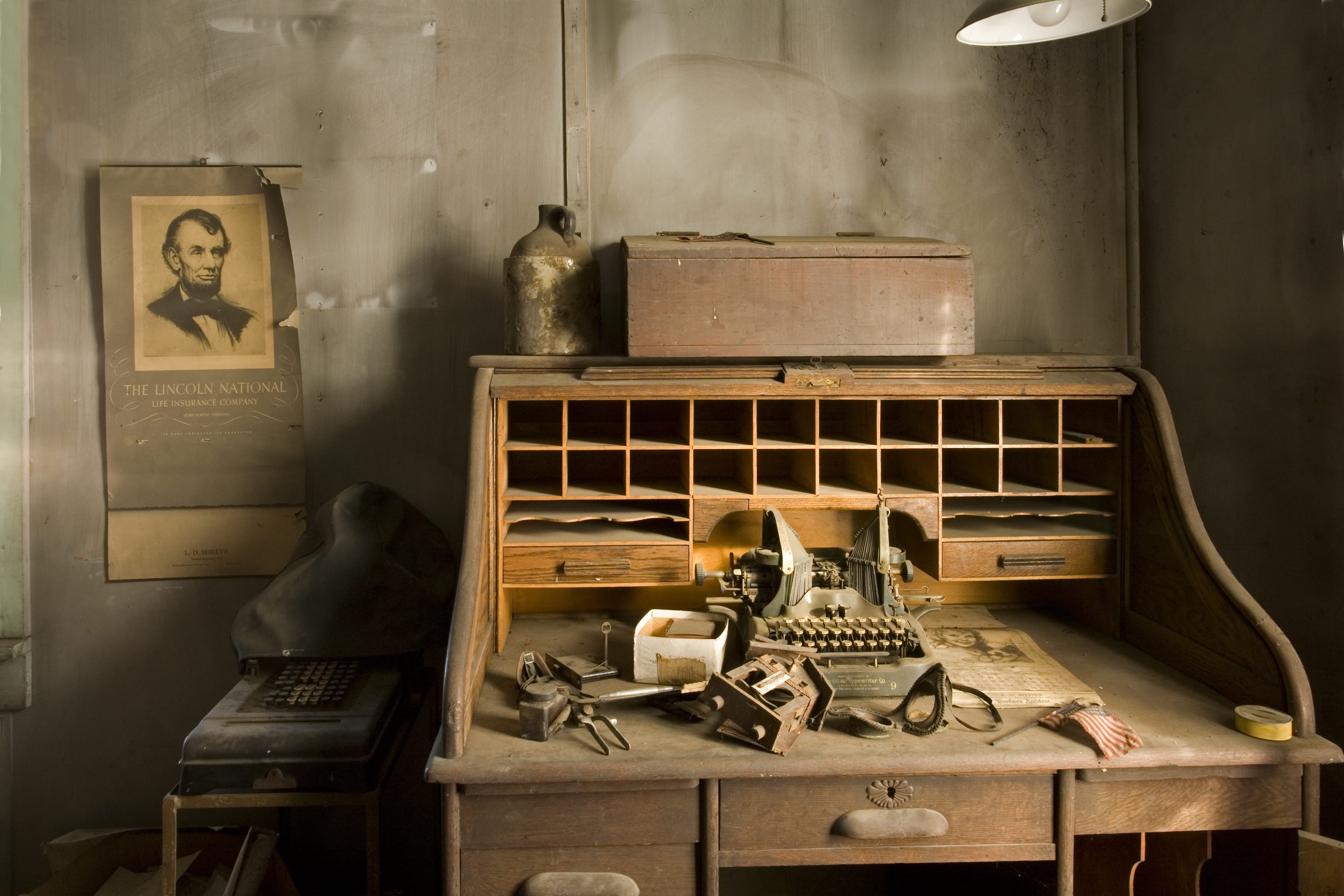 music, console, wood, electronics, no people, musical instrument, pc, laptop, abandoned, vintage, wooden, closet, cupboard, shelf, old, brown, desk, typewriter, HD Wallpaper