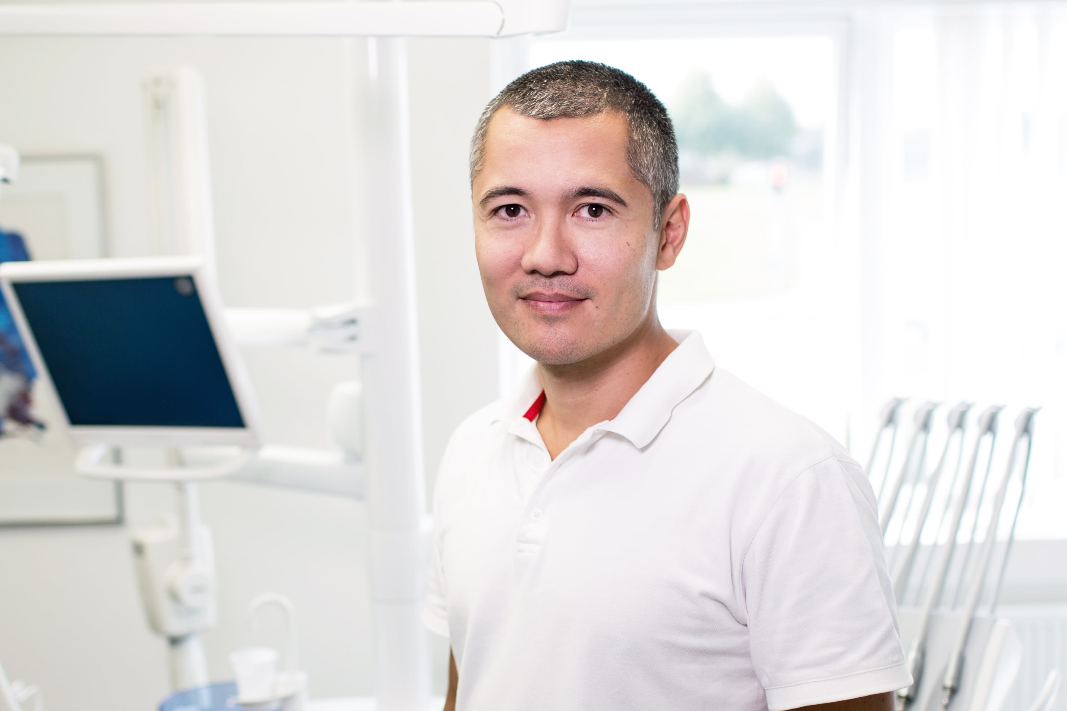 men, dentist, office, looking at camera, 2K, one person, smiling, computer, healthcare and medicine, males, portrait, headshot, clinic, uniform, looking, HD Wallpaper