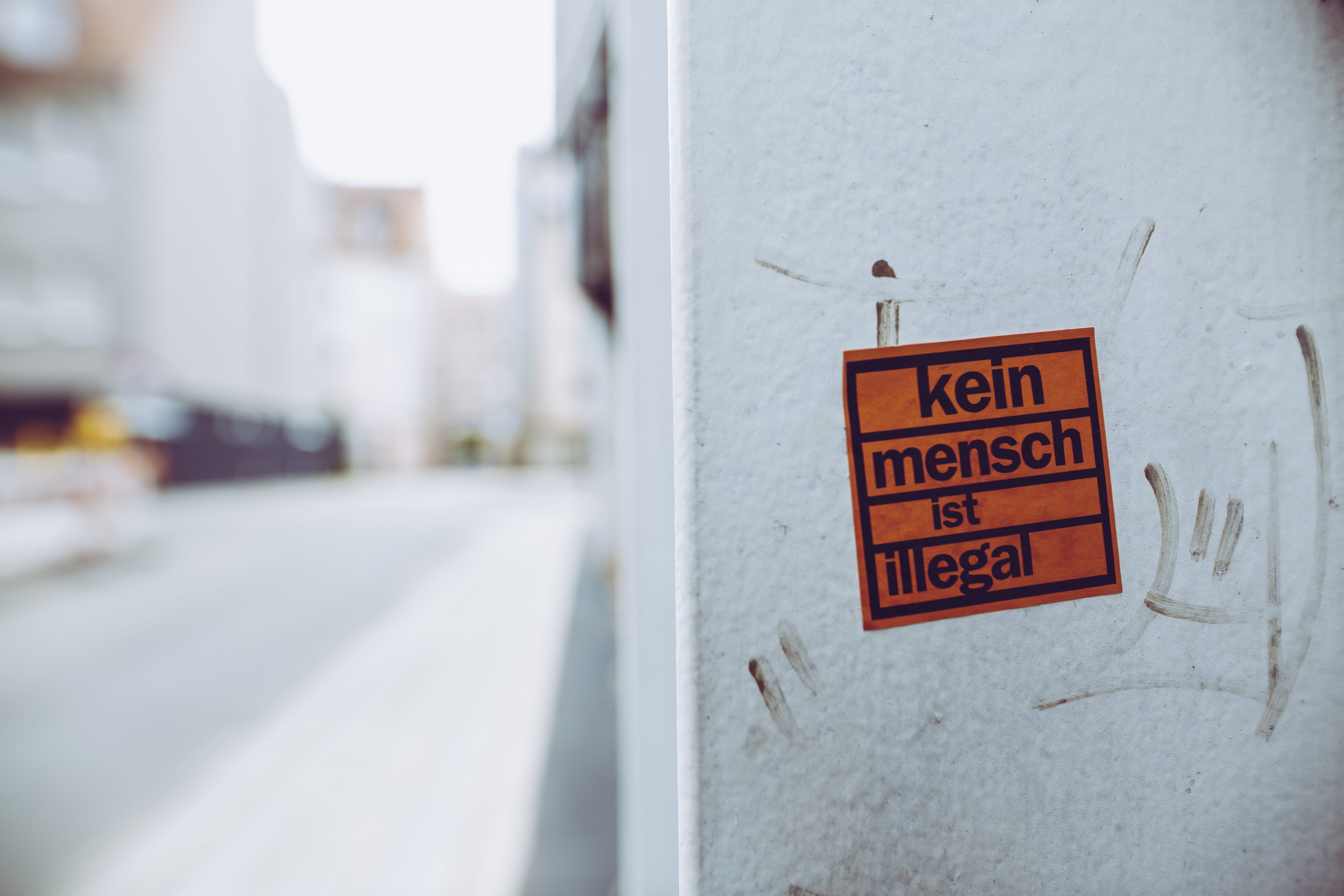 focus on foreground, text, architecture, blurred background, street, close-up, communication, information, kein, non-western script, city, ist, sign, no people, HD Wallpaper