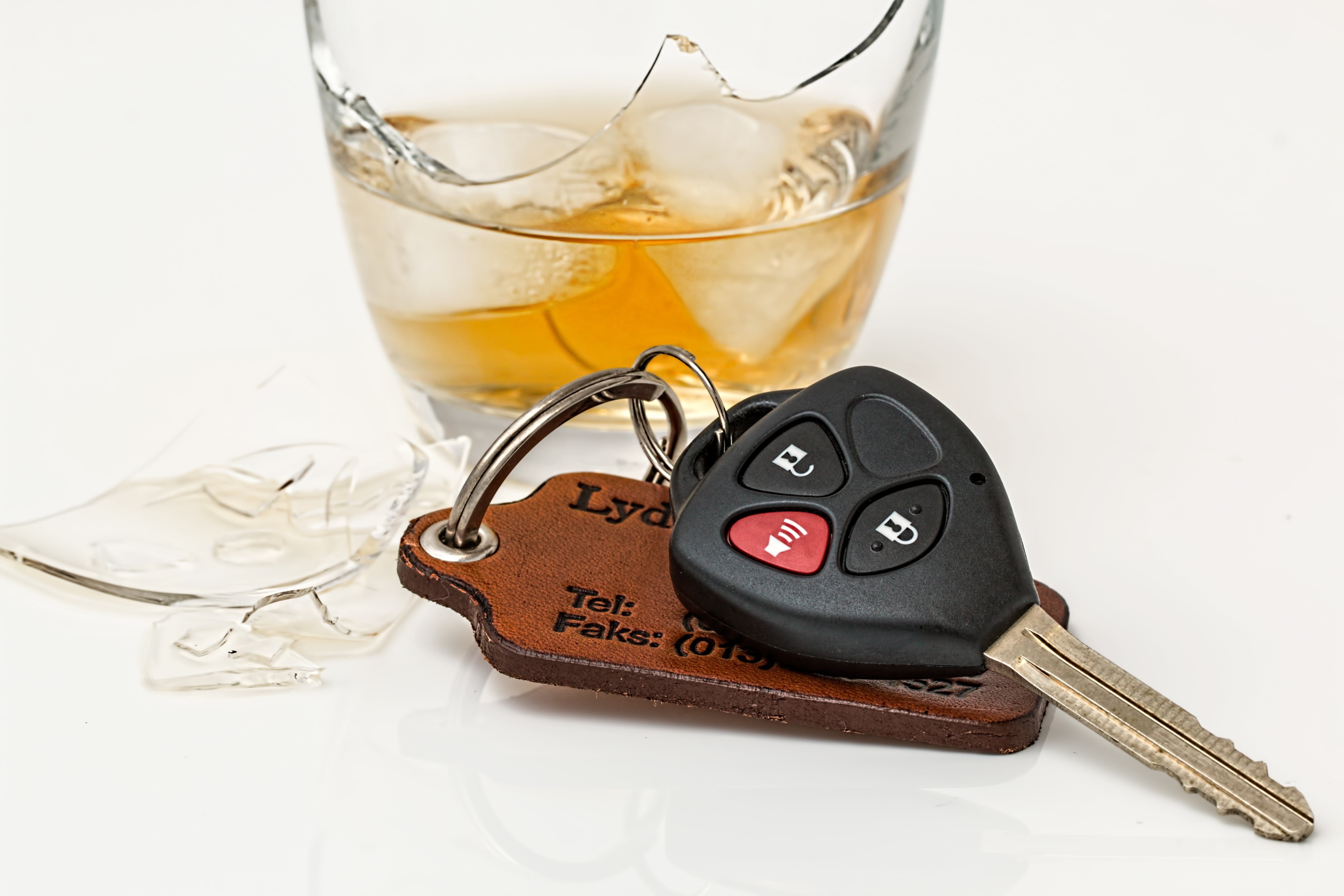 freshness, indoors, close-up, crash, studio shot, key, near, irresponsible, drink, drinking glass, alcohol, car Key, refreshment, household equipment, drink driving, HD Wallpaper