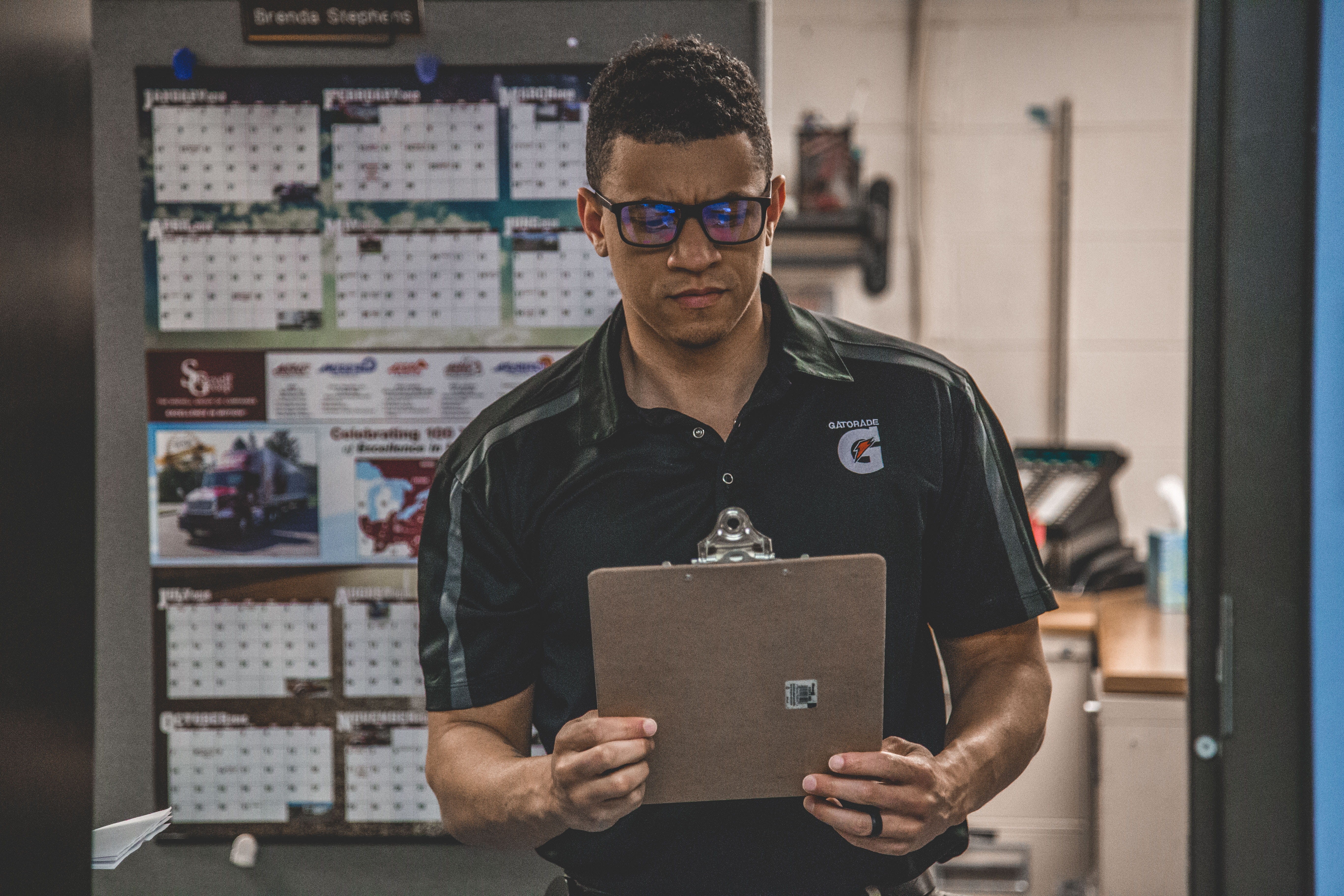 males, office, planning, logistics, 5K, person, paper, employee, clipboard, project, agenda, industry, holding, focus on foreground, eyeglasses, tablet, HD Wallpaper