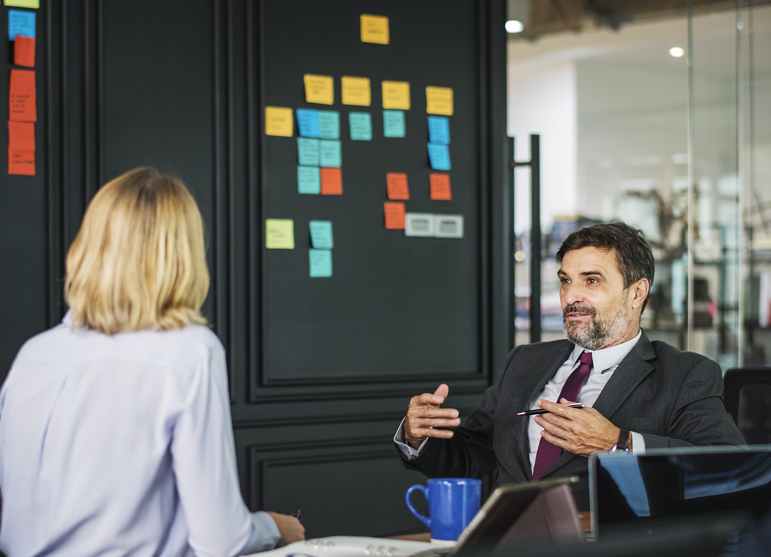 corporate business, brainstorming, standing, westerner, board, 2K, chair, colleagues, workplace, american, discussing, near, man, businesswomen, communication, HD Wallpaper