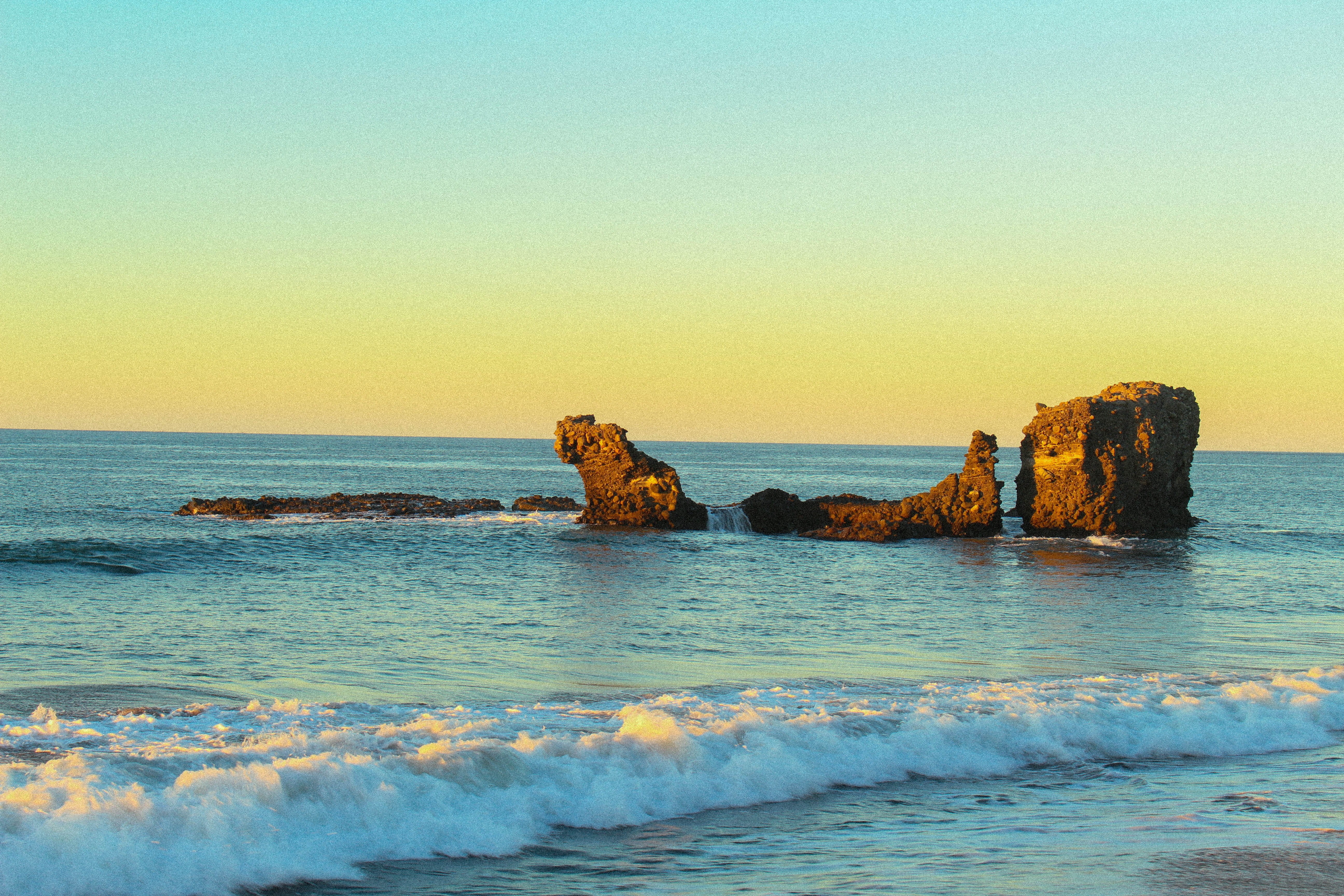horizon over water, beauty in nature, tranquility, horizon, wave, la libertad department, rock, sky, nature, idyllic, land, 5K, sea, rock - object, copy space, HD Wallpaper