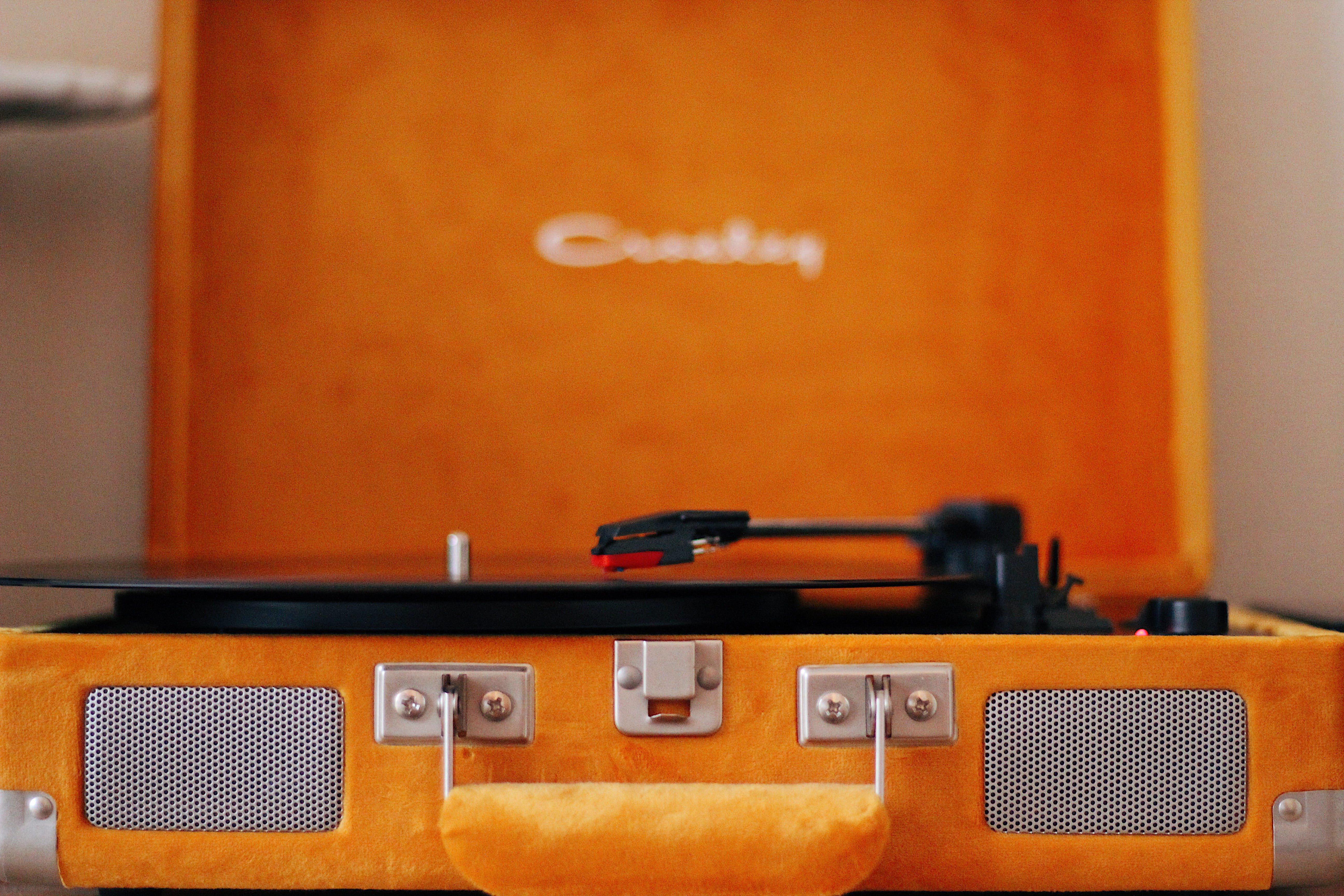 luggage, still life, communication, speaker, indoors, number, text, lock, focus on foreground, computer, bag, retro styled, audio speaker, technology, plant, HD Wallpaper