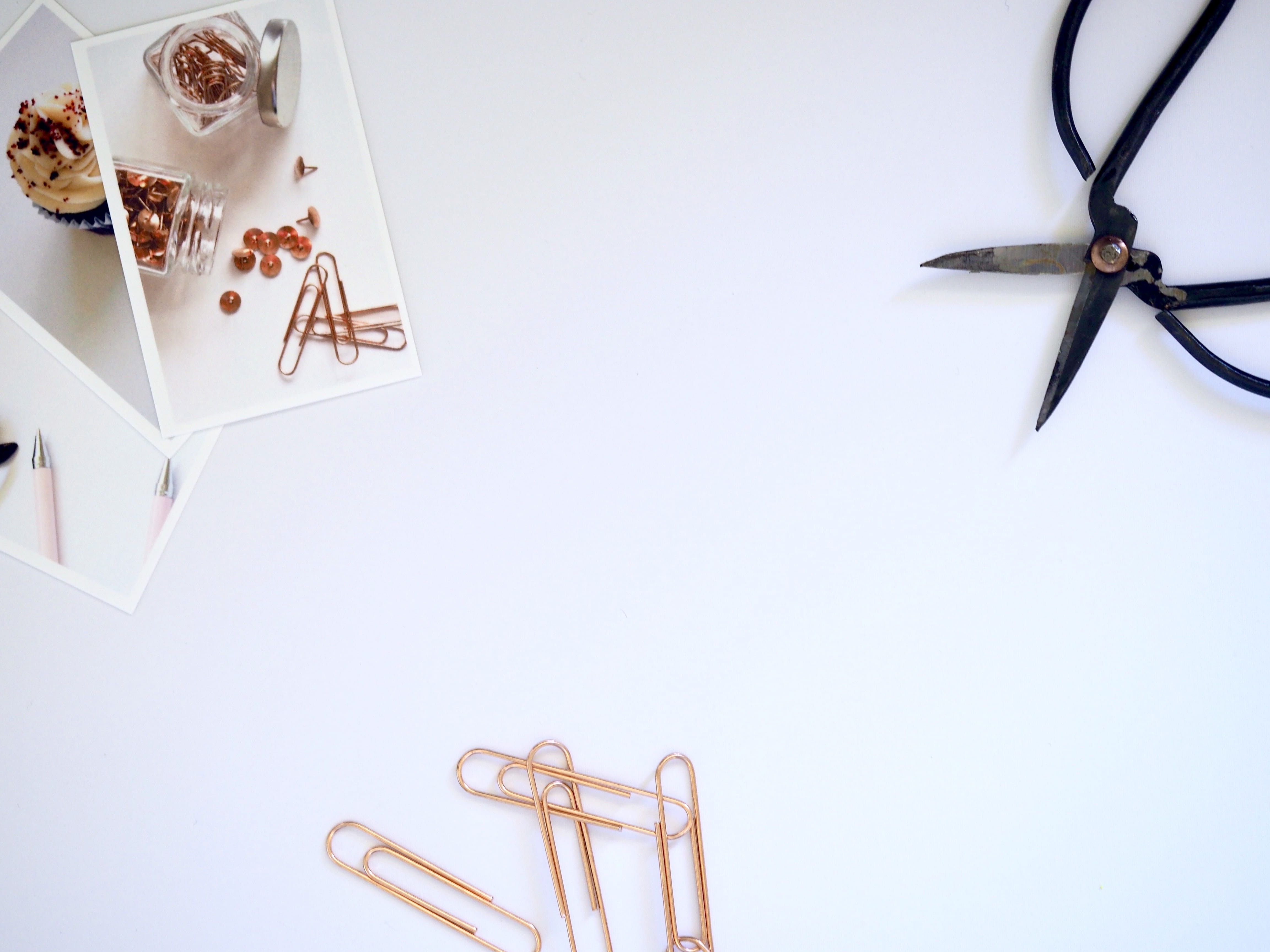 lay, art, learning, craft, create, paperclips, choice, christmas ornament, clips, 4K, office, white background, copy space, no people, indoors, shape, HD Wallpaper