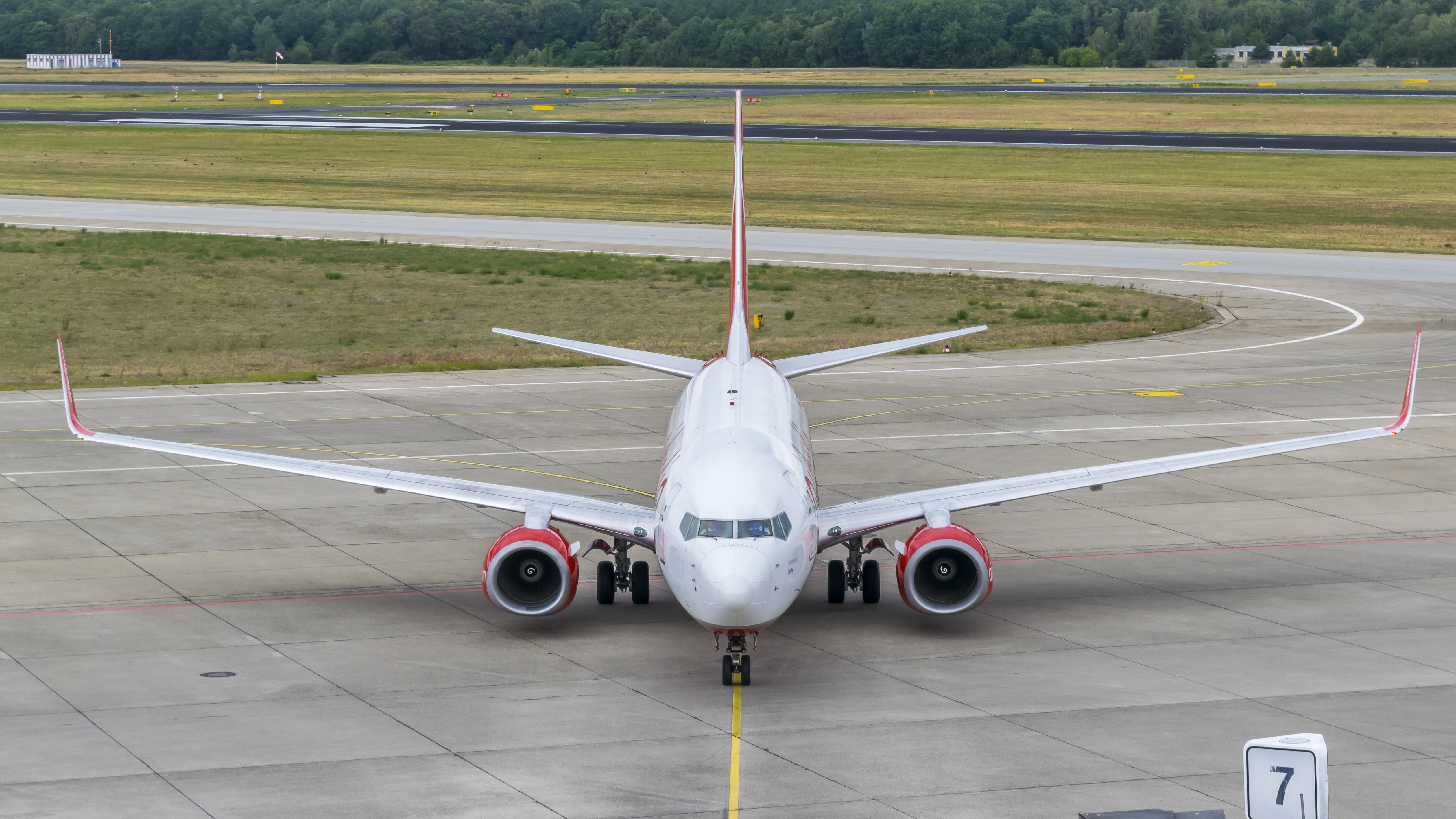 airliner, drive, landing, start, corporate jet, gangway, 4K, road, access bridge, outdoors, wing, commercial airplane, tegel, boeing, journey, airport runway, HD Wallpaper