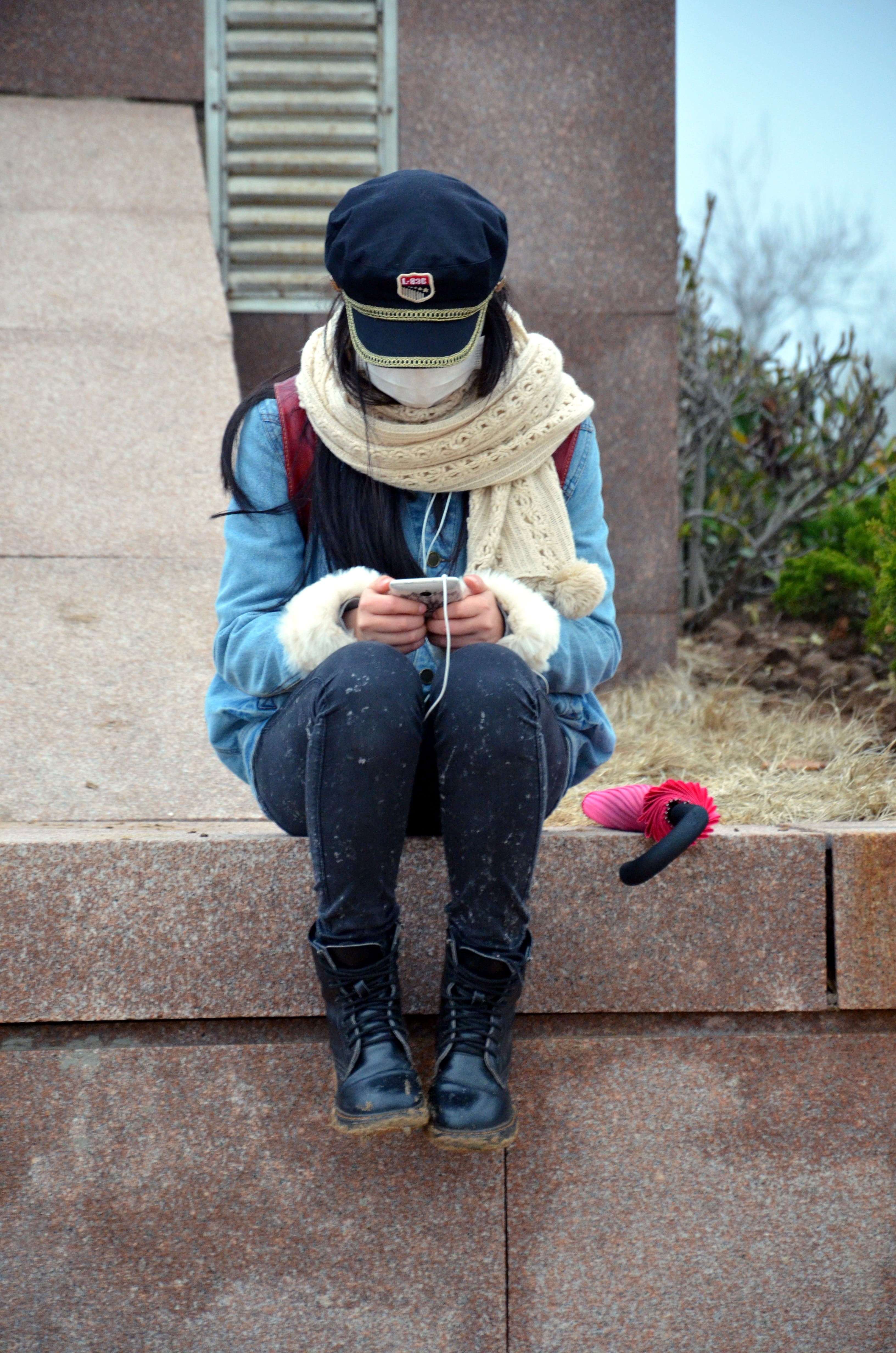 real people, one person, beach, unrecognized, men, screen, lifestyles, seated, cold, architecture, warm clothes, 4K, unrecognizable person, hood, just, Phone HD Wallpaper