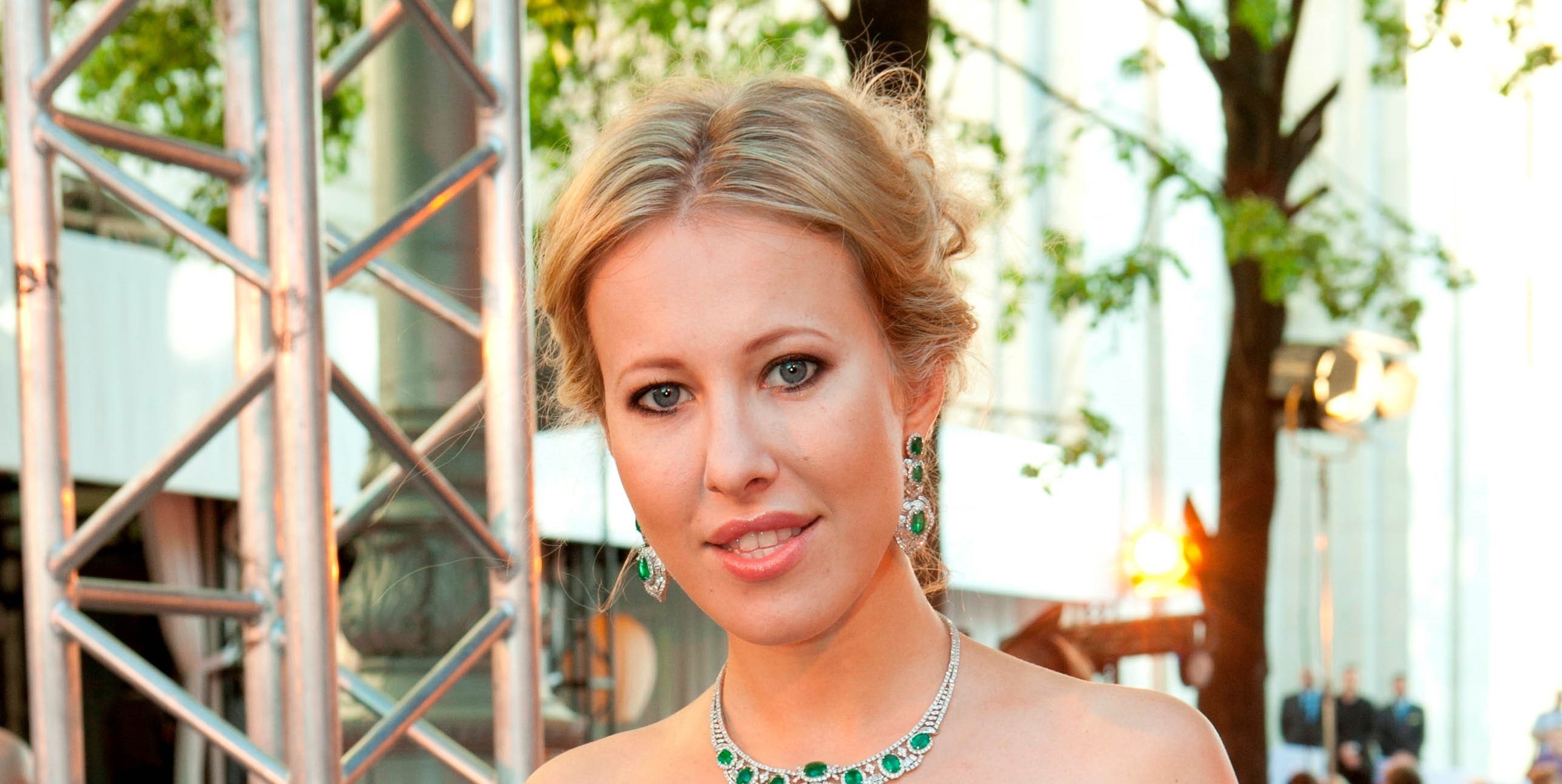 blond hair, emotion, young women, looking at camera, beautiful people, hair, focus on foreground, Ksenia sobchak, beautiful woman, beauty, portrait, smiling, HD Wallpaper