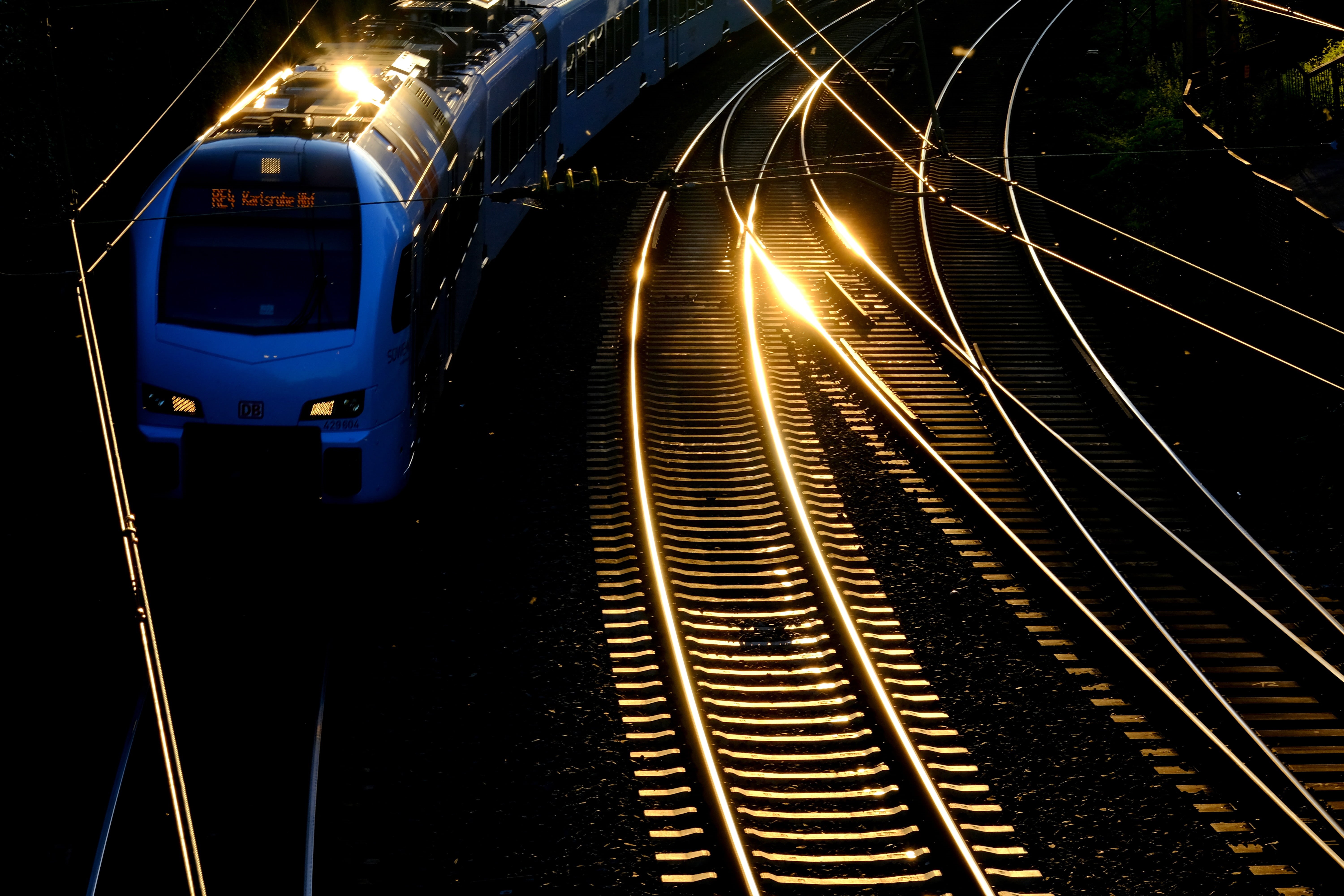 outdoors, 5K, sunset, gleise, transportation, train, rail traffic, travel, abendstimmung, mood, railroad track, glow, connection, track, sunbeam, mode of transport, HD Wallpaper
