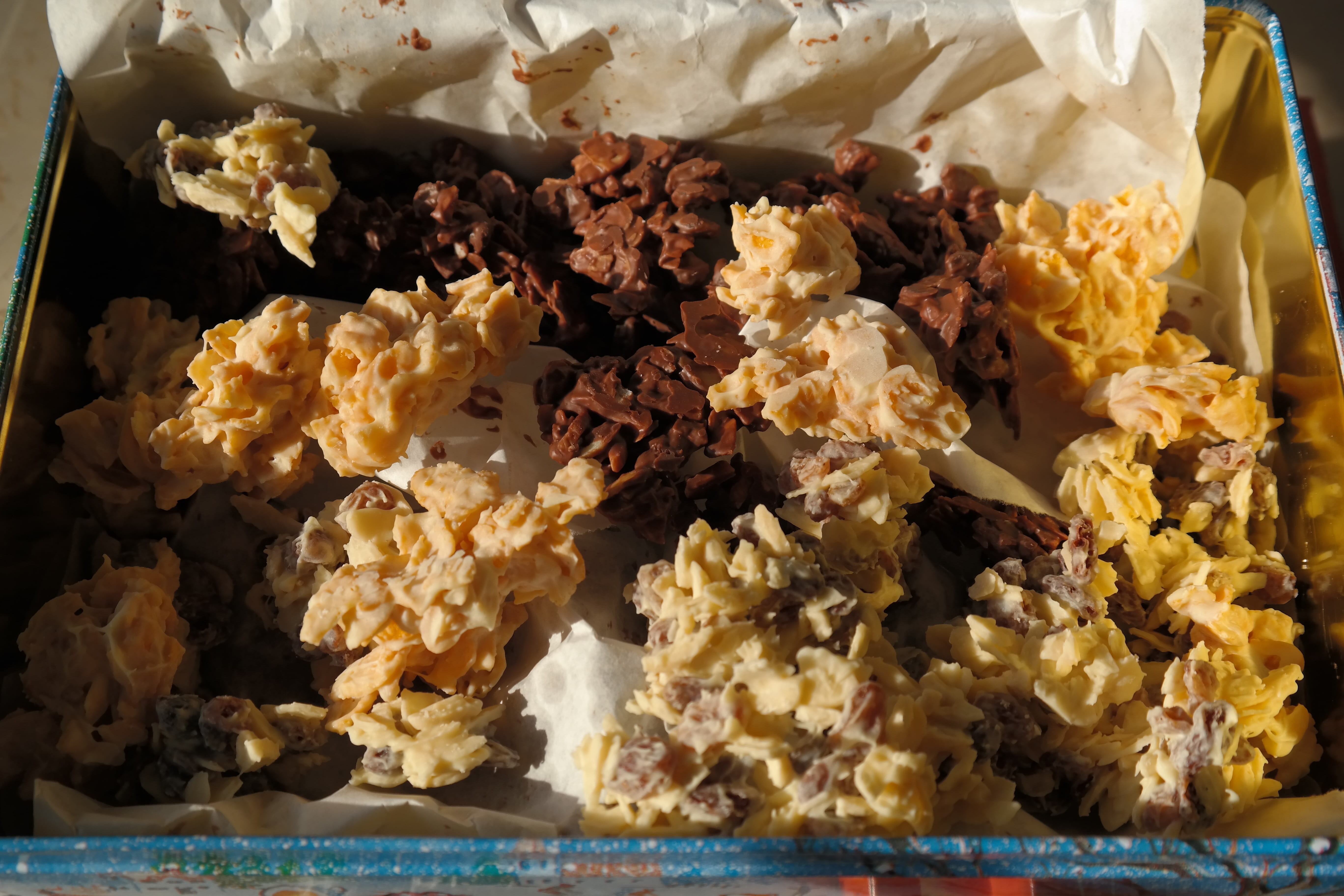 chocolate cornflakes pile, delicious, chocolate crossies, small cakes, no people, christmas cookies, nibble, chocolate, 5K, cookie, table, chocolate cornflakes cakes, HD Wallpaper