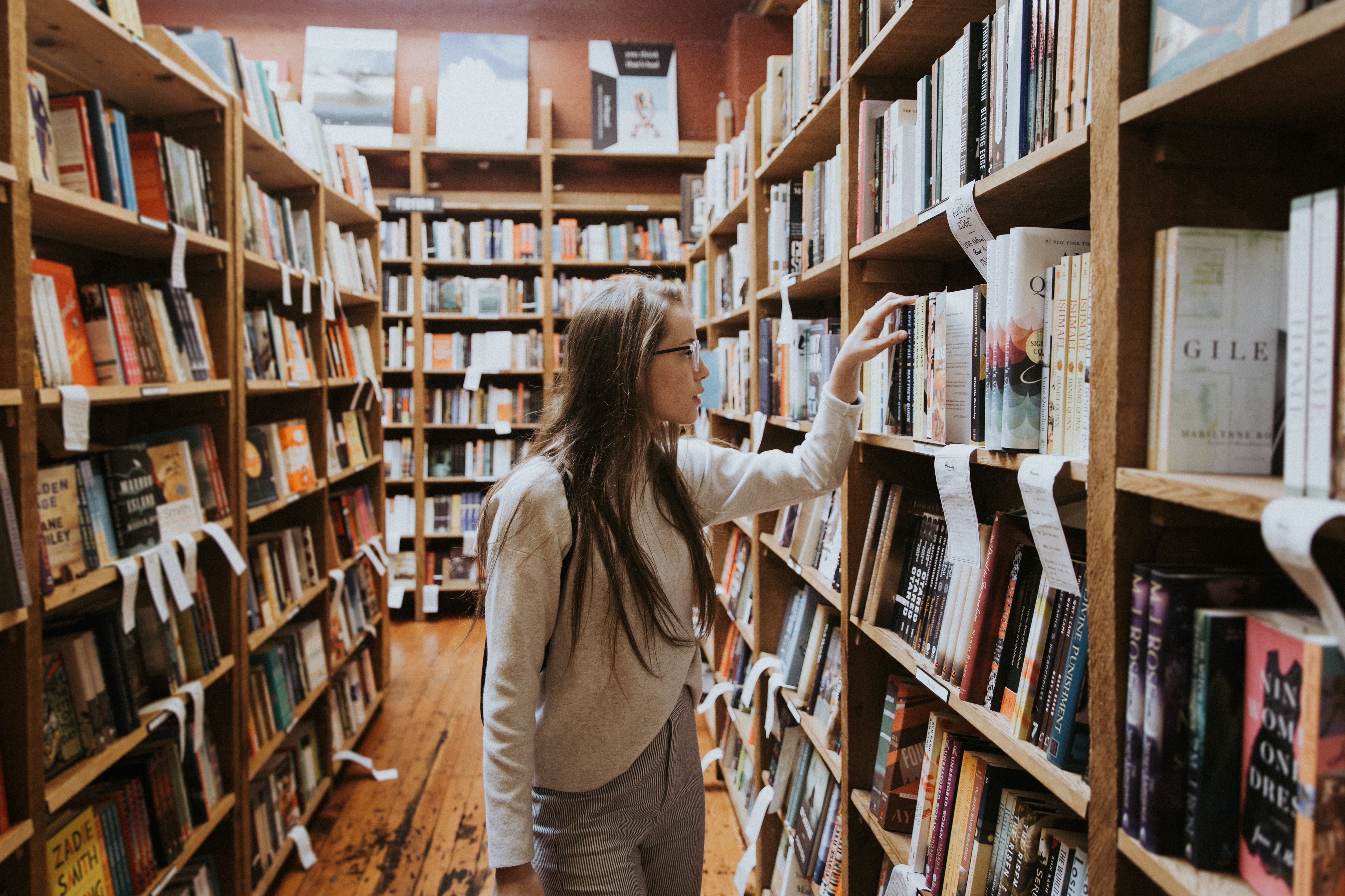 4K, bookshelf, woman, bookstore, searching, choosing, publication, indoors, holding, looking, libary, browse, adult, book shop, bookshop, shelf, hairstyle, HD Wallpaper