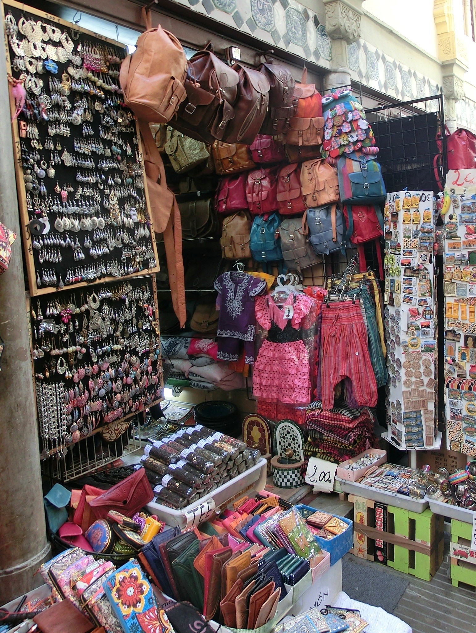 bag, day, collection, choice, street market, business, 1080P, dealer, sale, spain, textile, andalusia, market, container, variation, market stall, large group of objects, Phone HD Wallpaper