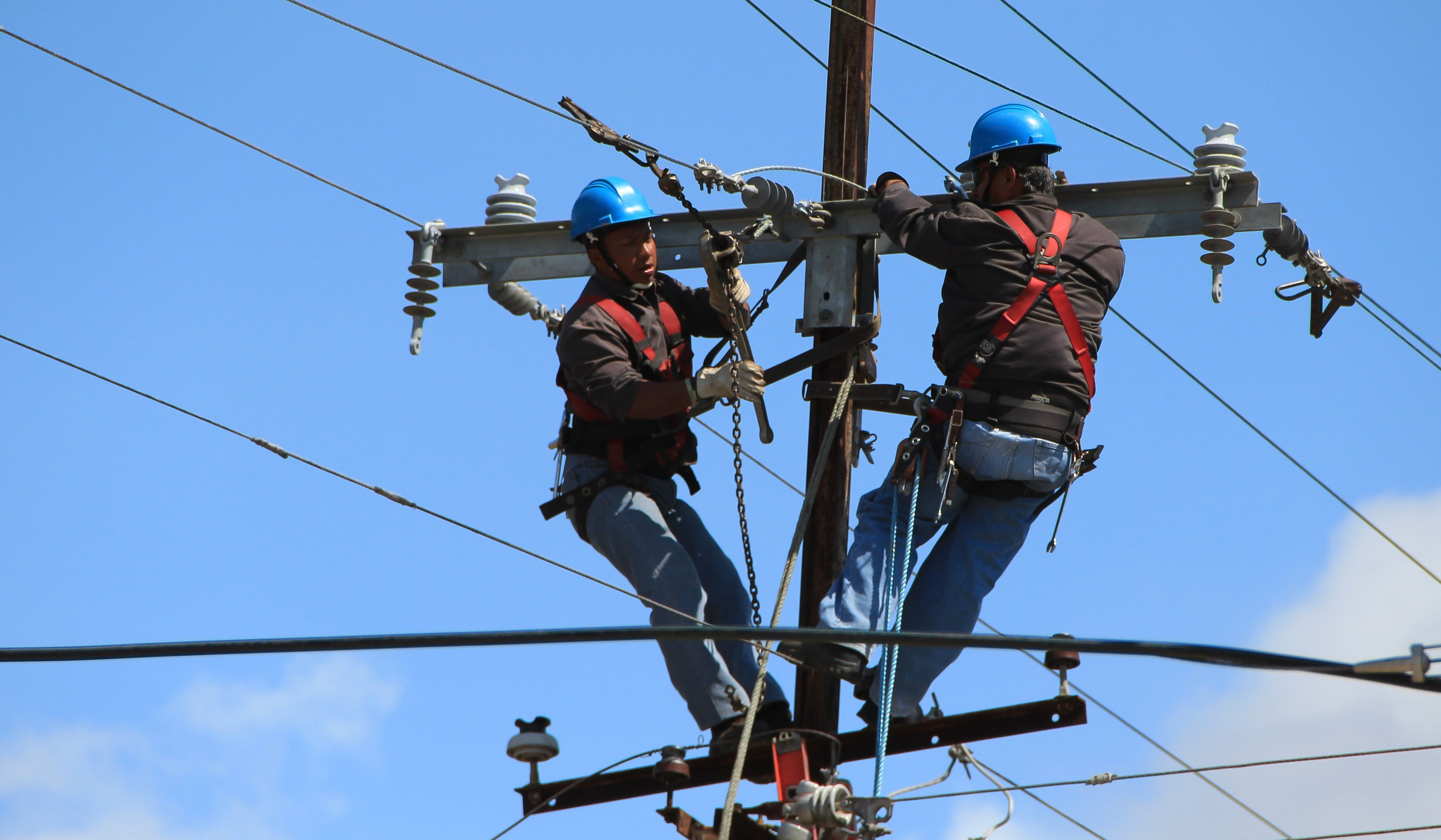 sky, climbing, boquete, sign, low angle view, telephone pole, 4K, workers × electrician × lines × climbing × safety × electrical × helmets × pole × blue × professional × experts × repairmen × installation × maintenance × telephone pole × sky × clouds × together ×, HD Wallpaper