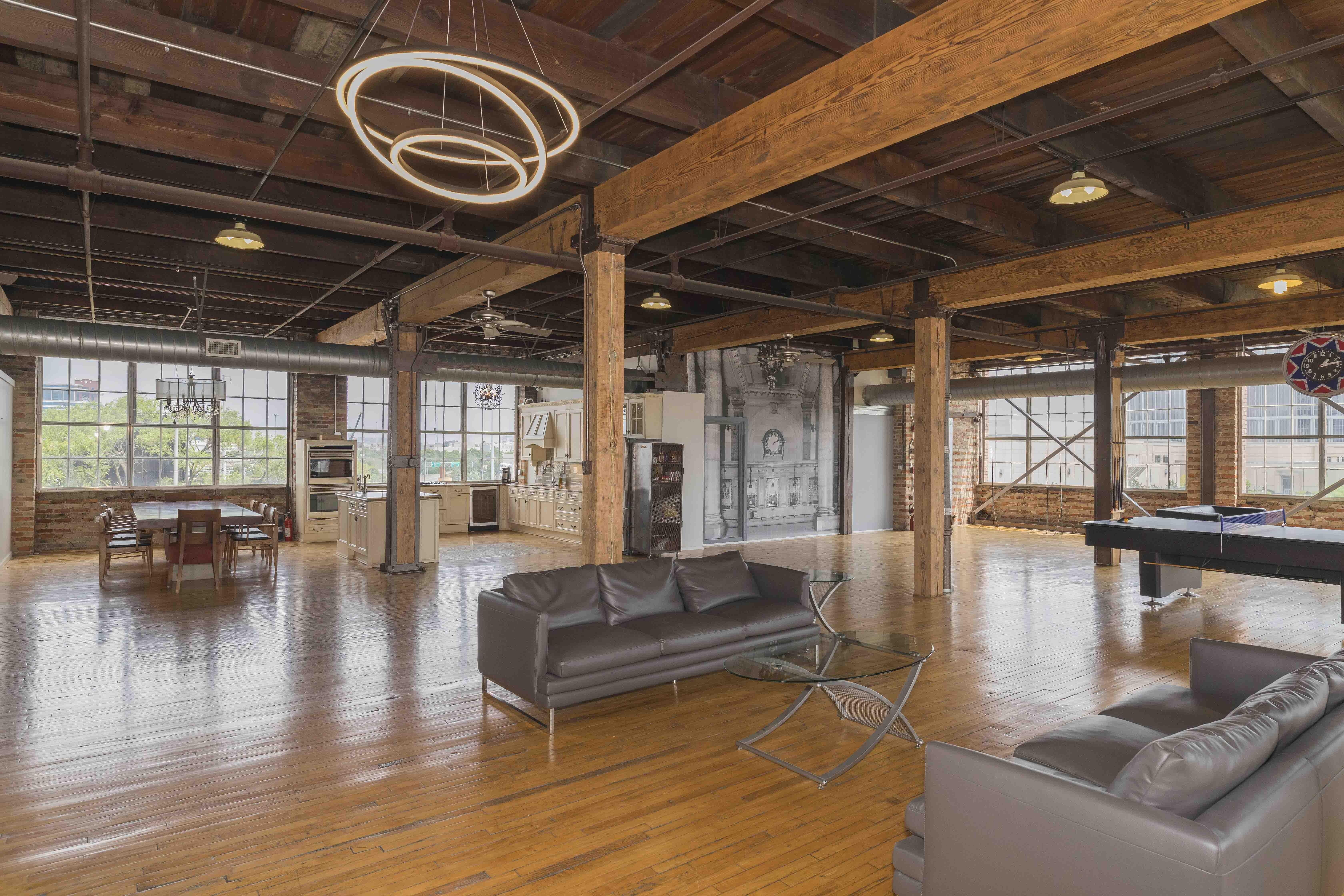 seat, architectural column, luxury, wood, trading floor, indoors, absence, domestic room, hardwood floor, furniture, chair, table, inside, restaurant, flooring, HD Wallpaper