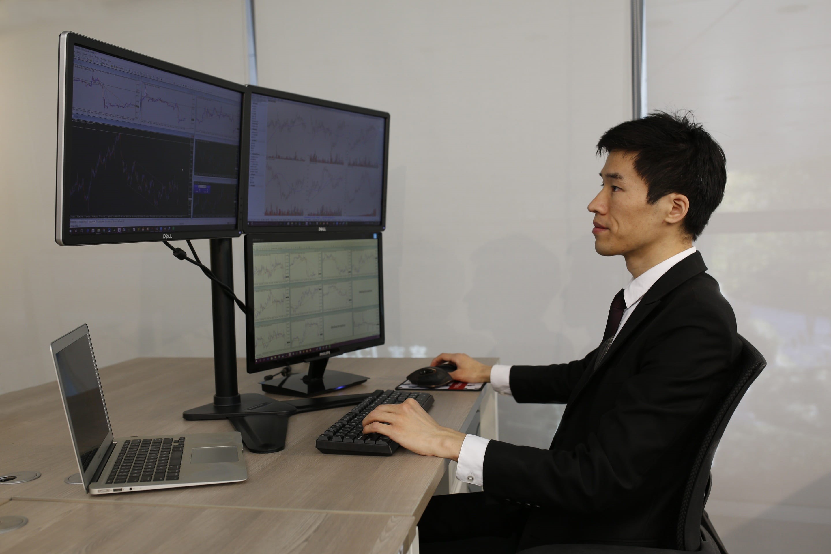 formal businesswear, computer monitor, desk trader in the financial multi-screen, technology, wireless technology, communication, person, office, business person, HD Wallpaper