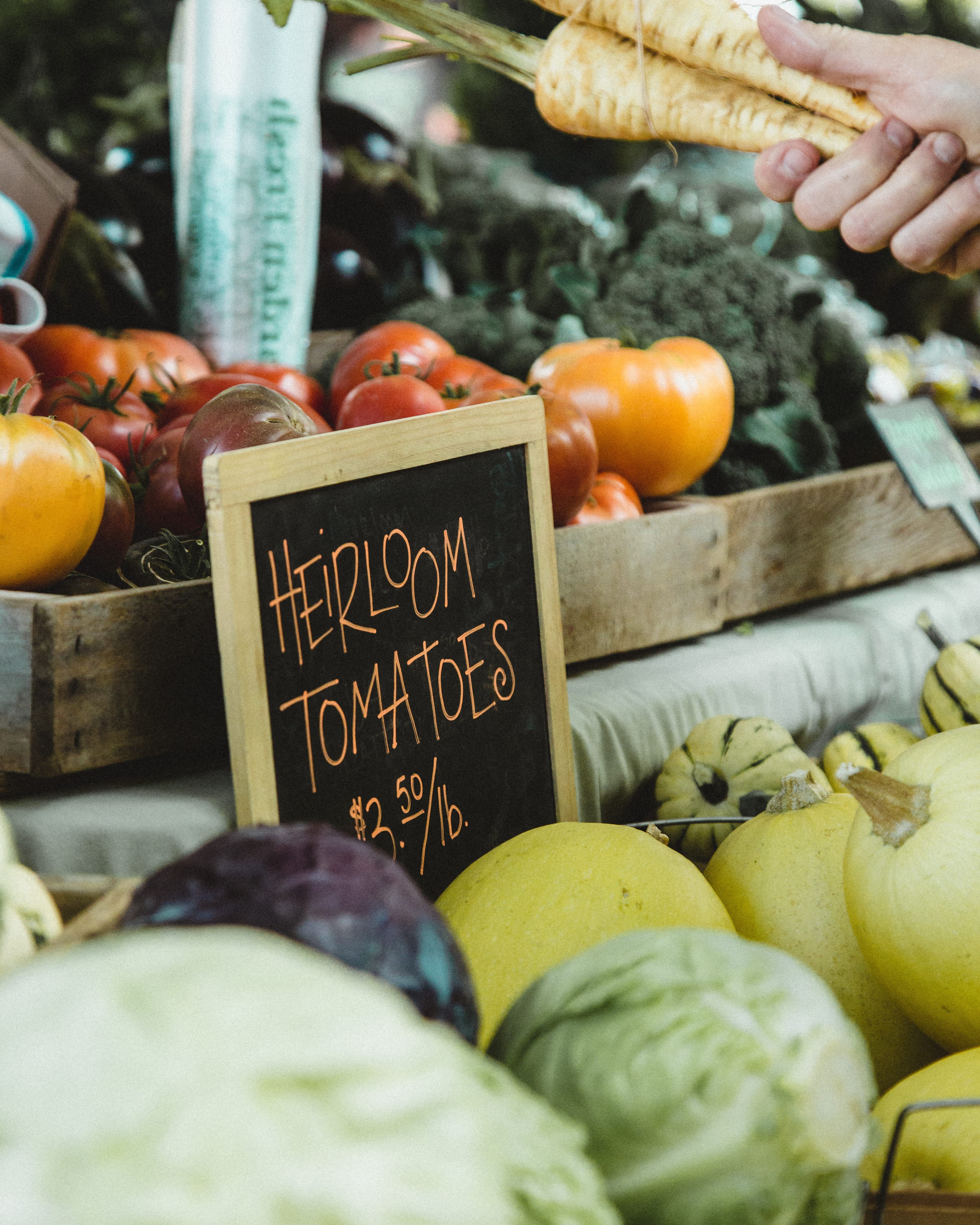 sign, food, one person, photography, wooden, grocery, choice, communication, tray, stall, market, healthy eating, trader, holding, human body part, chalkboard, Phone HD Wallpaper