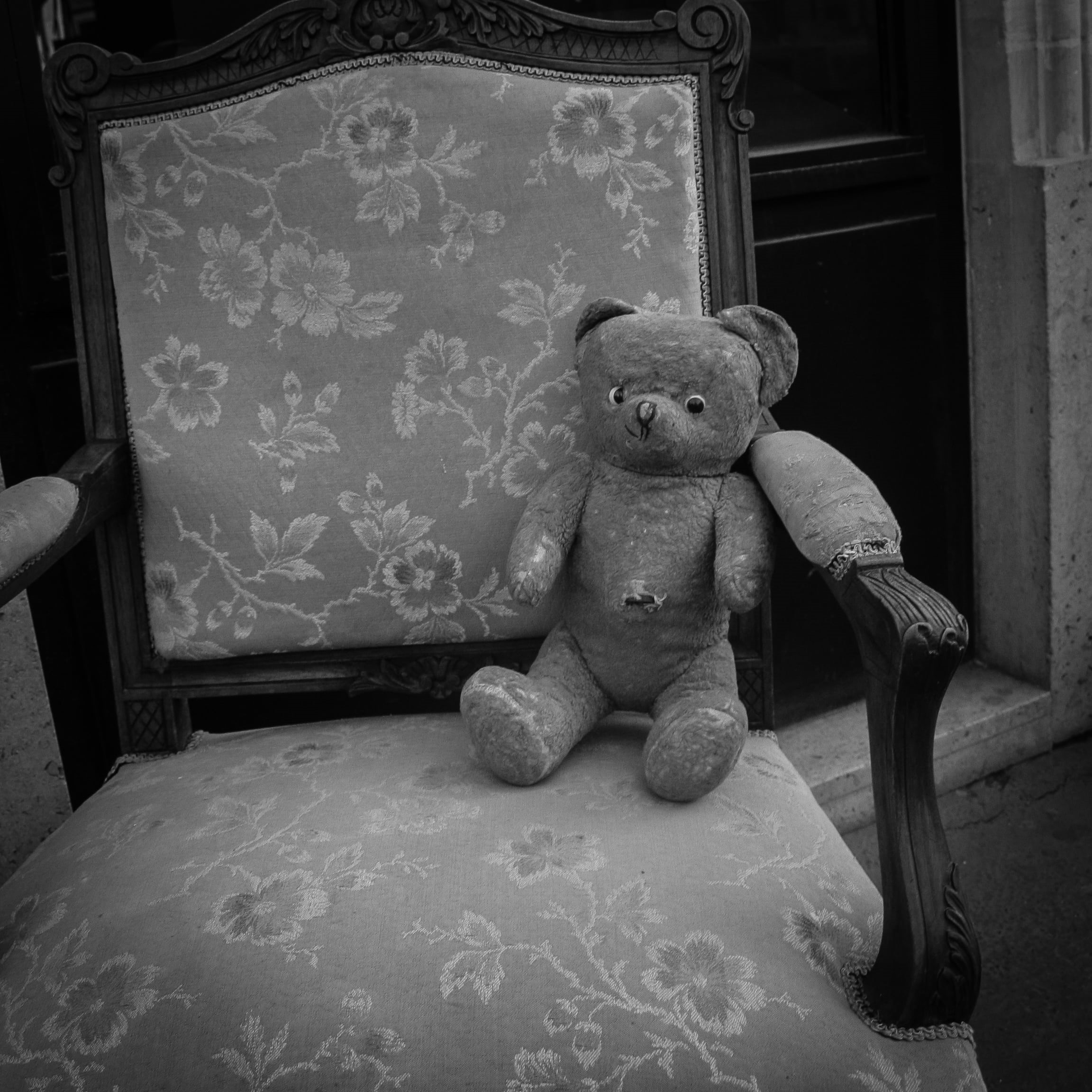 still life, abandoned, unusual, domestic room, paris, indoors, 1080P, flea market, toy, animal representation, chair, creativity, representation, armchair, Phone HD Wallpaper