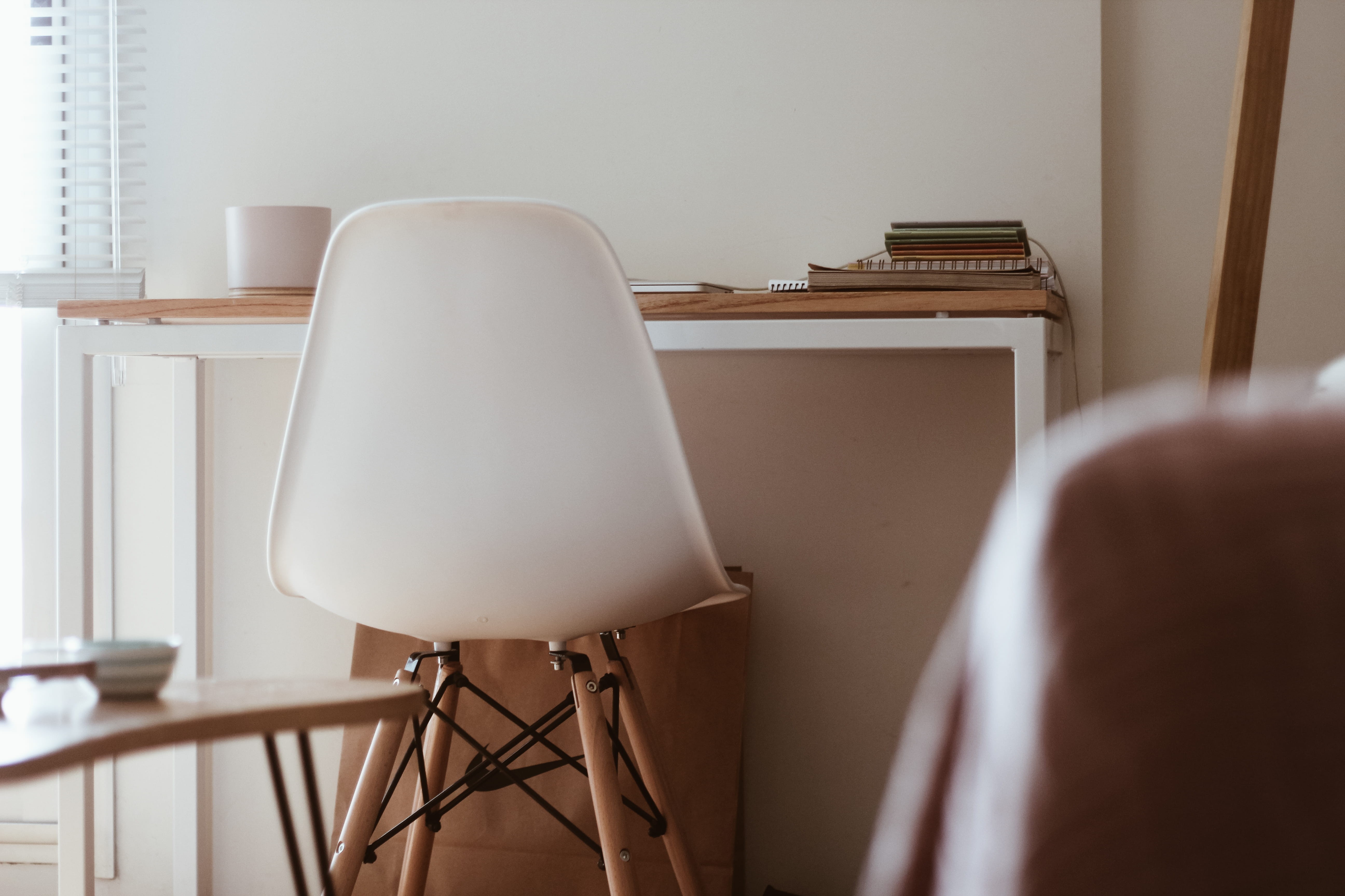 hogar, pink, homeoffice, indoors, style, apartment, desk, eames chair, business, modern, minimal, decor, elegance, electric Lamp, decoration, workstation, HD Wallpaper