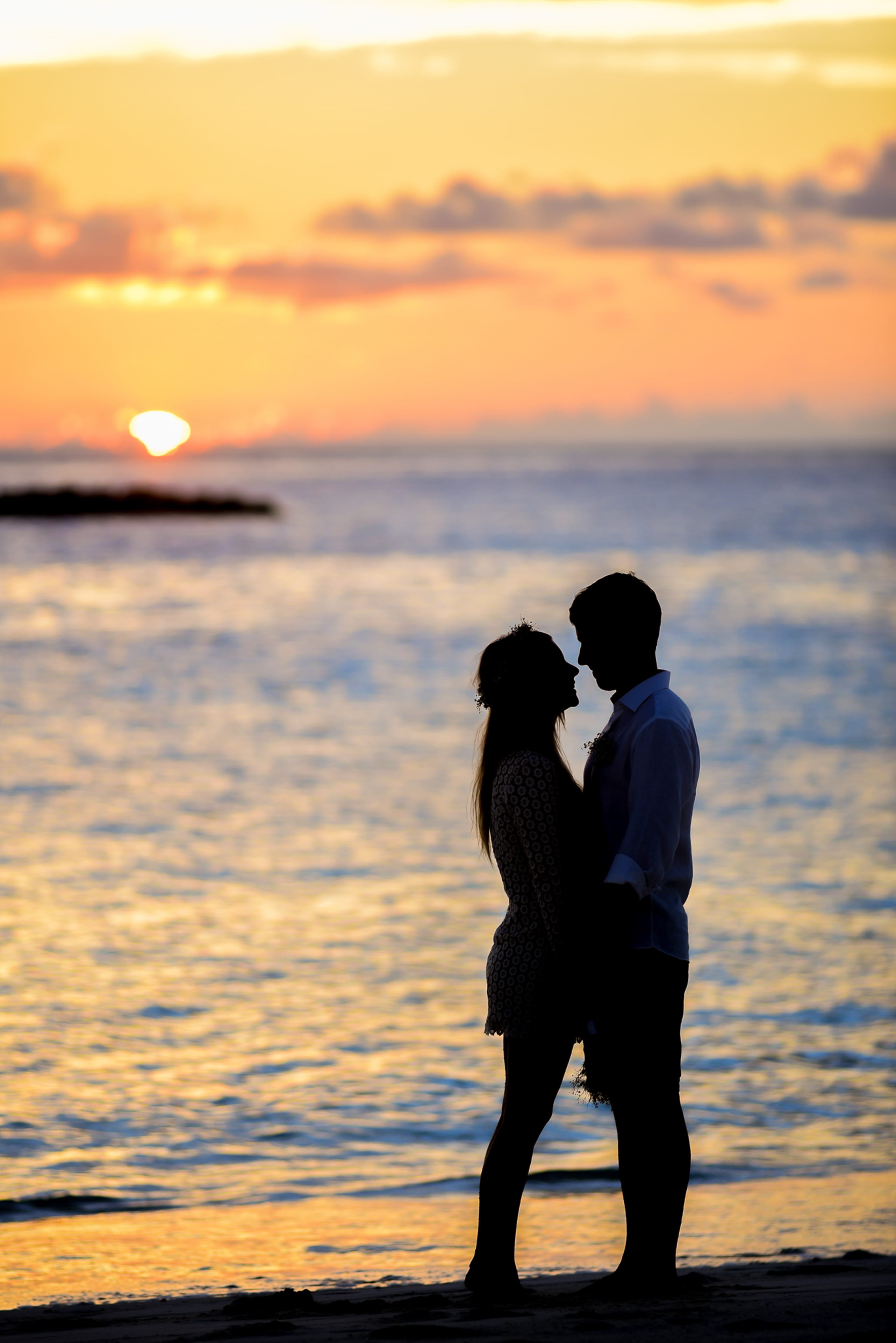 sun, orange color, men, honeymoon, sunset, seashore, silhouette, couple - relationship, dawn, 4K, beauty in nature, people, sea, beach, cloud - sky, love, Phone HD Wallpaper