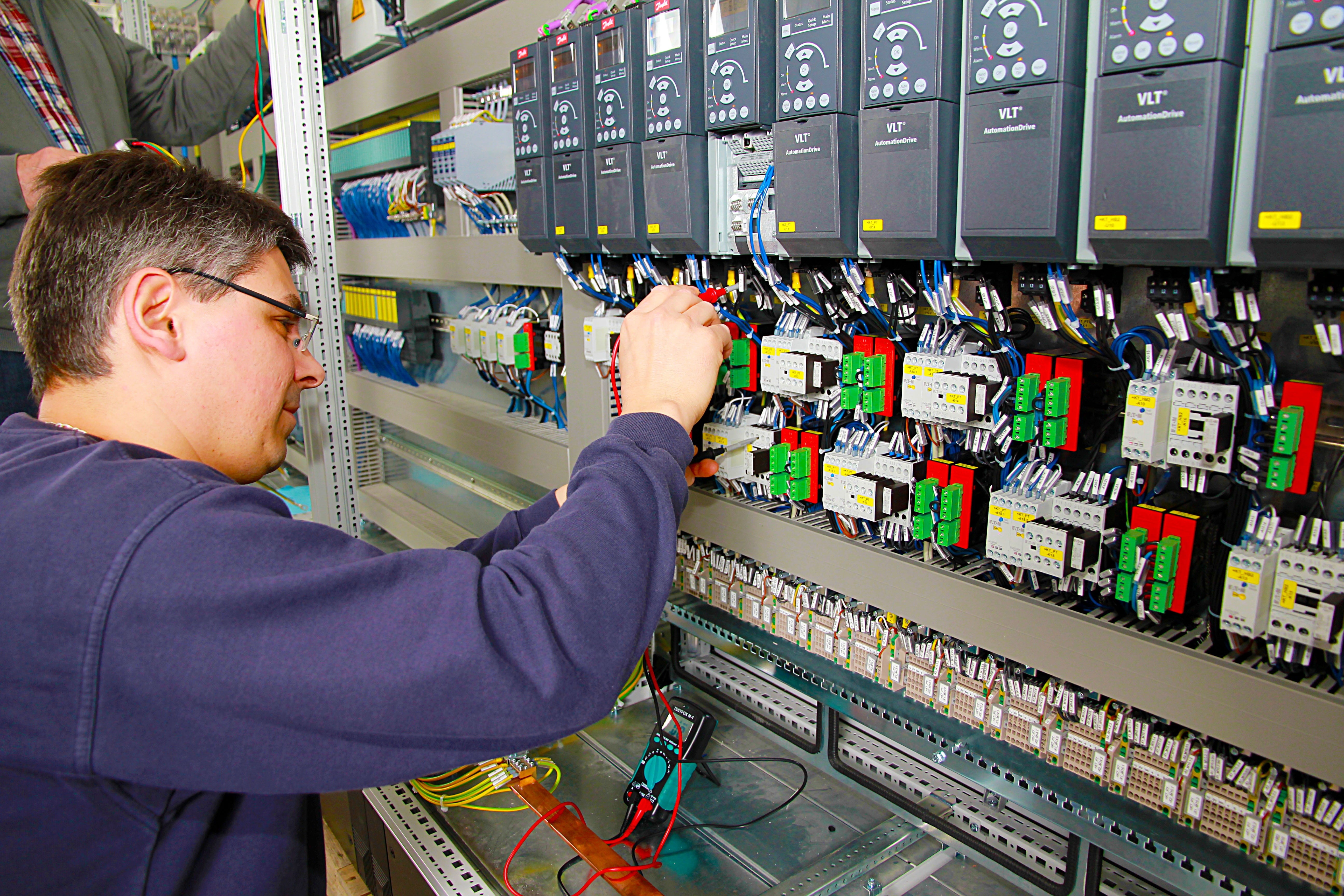 equipment, males, mid adult, men, man, 5K, one person, workplace, circuit, occupation, technology, mid adult men, connection, power plant, business, person, HD Wallpaper
