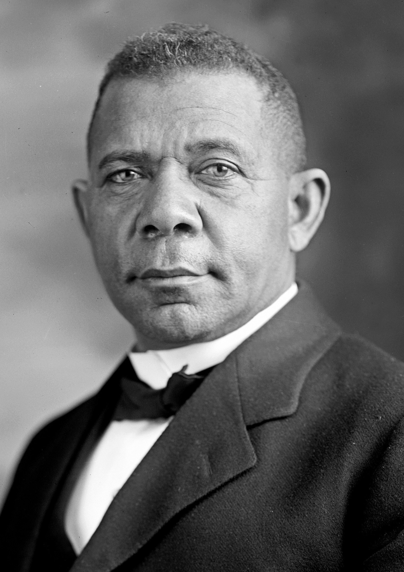 educator, one person, males, uniform, focus on foreground, booker t washington, wearing, menswear, mature adult, history, black and white, orator, front view, Phone HD Wallpaper