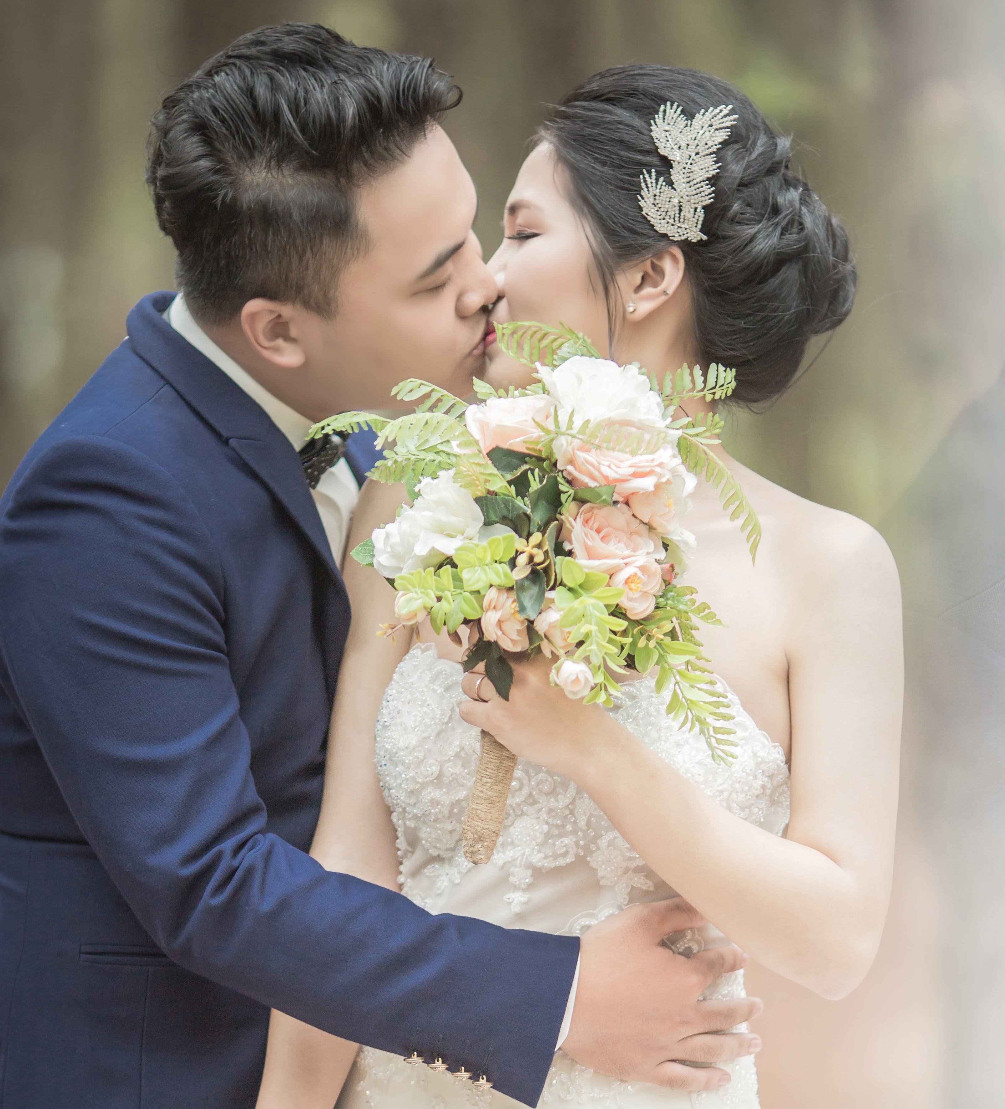 flowering plant, daytime, photoshoot, romantic, bouquet, wear, wedding dress, life events, kissing, dress, wedding, newlywed, fashion, positive emotion, Phone HD Wallpaper