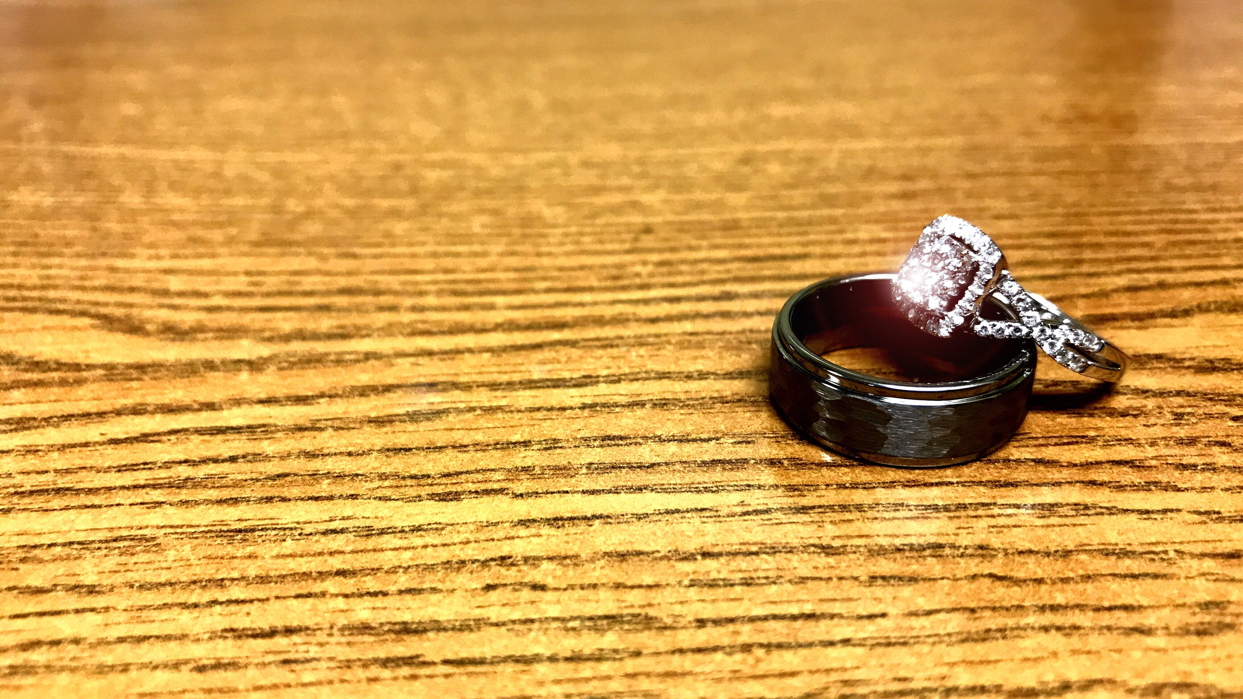 4K, commitment, stone, wedding ring, wood grain, jewelry, selective focus, shine, silver colored, metal, precious, gemstone, luxury, gold, shiny, two objects, HD Wallpaper