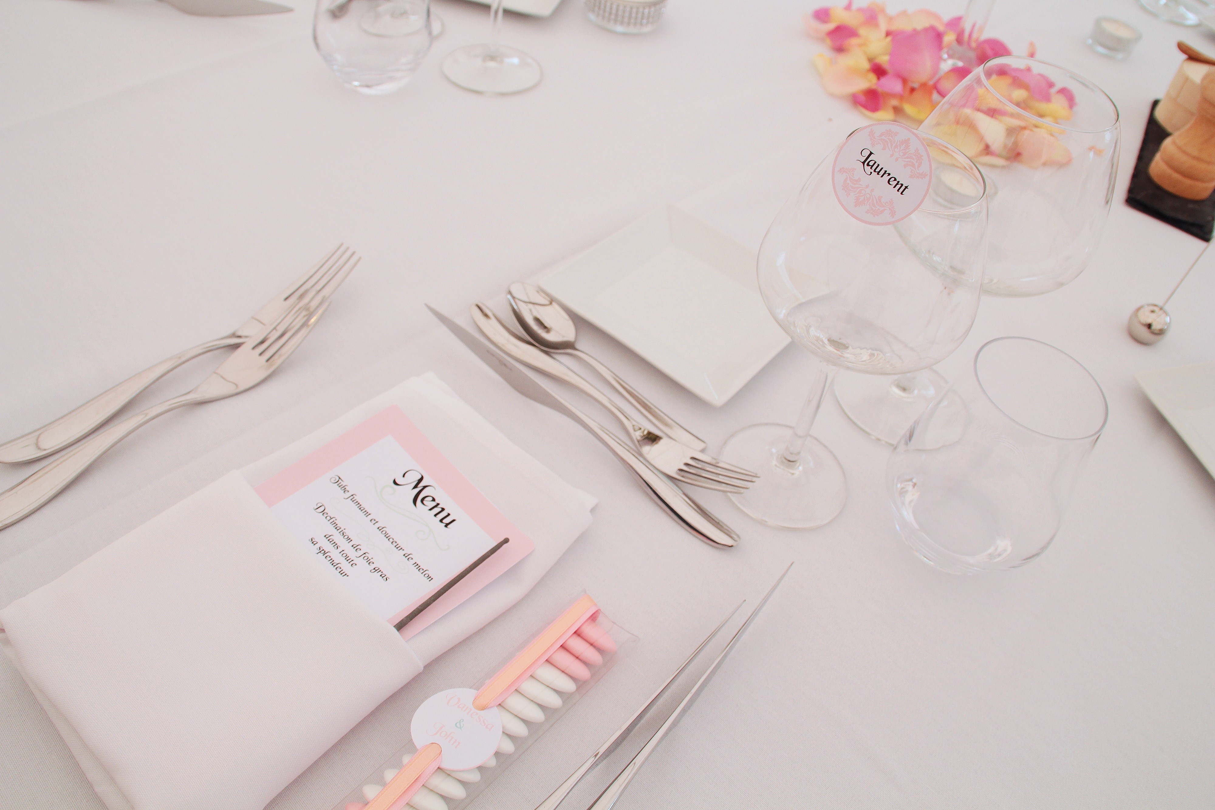 no people, napkin, dishes, 4K, crockery, eating utensil, flowers, arranging, decoration, text, dinner, indoors, commitment, silverware, wedding, place setting, HD Wallpaper