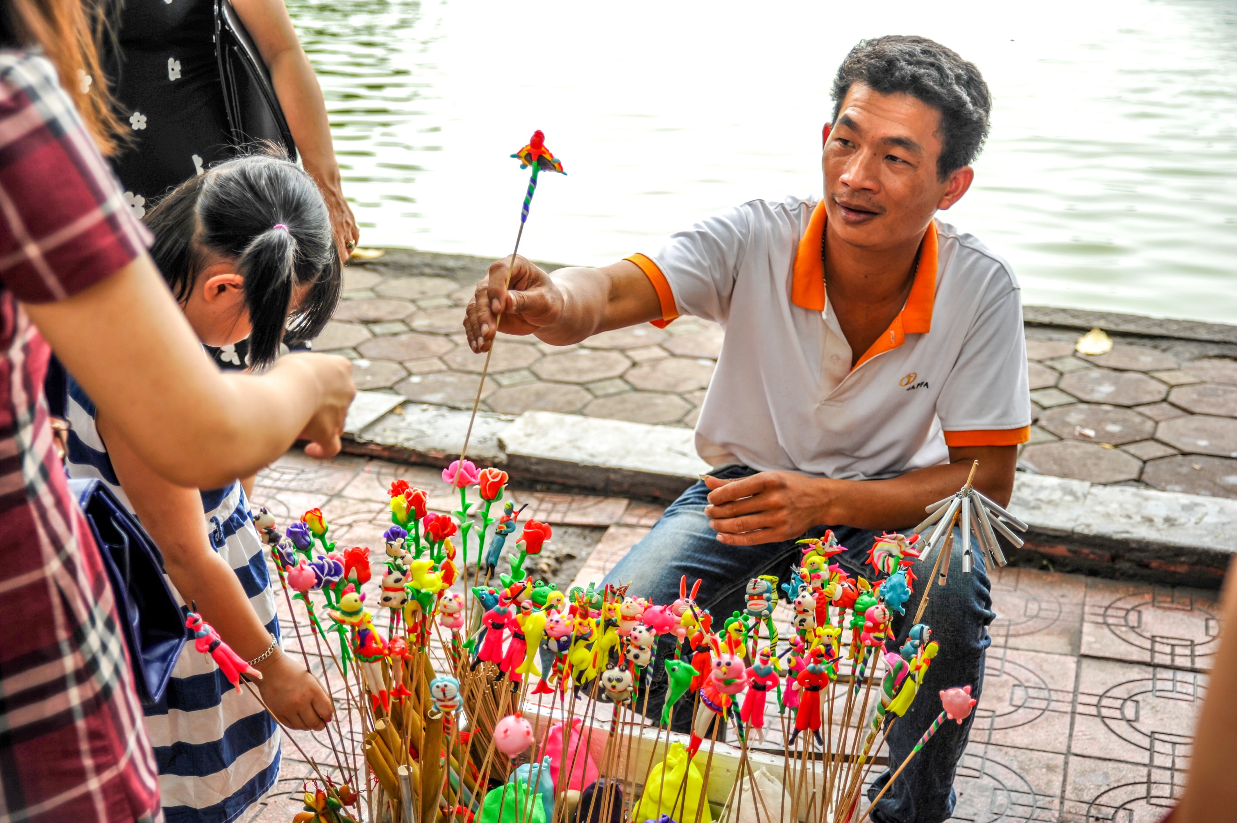 people, men, plant, lifestyles, flowering plant, day, life, market, two people, poor, standing, classic, salesman, traditional, adult, man, vietnamese, HD Wallpaper