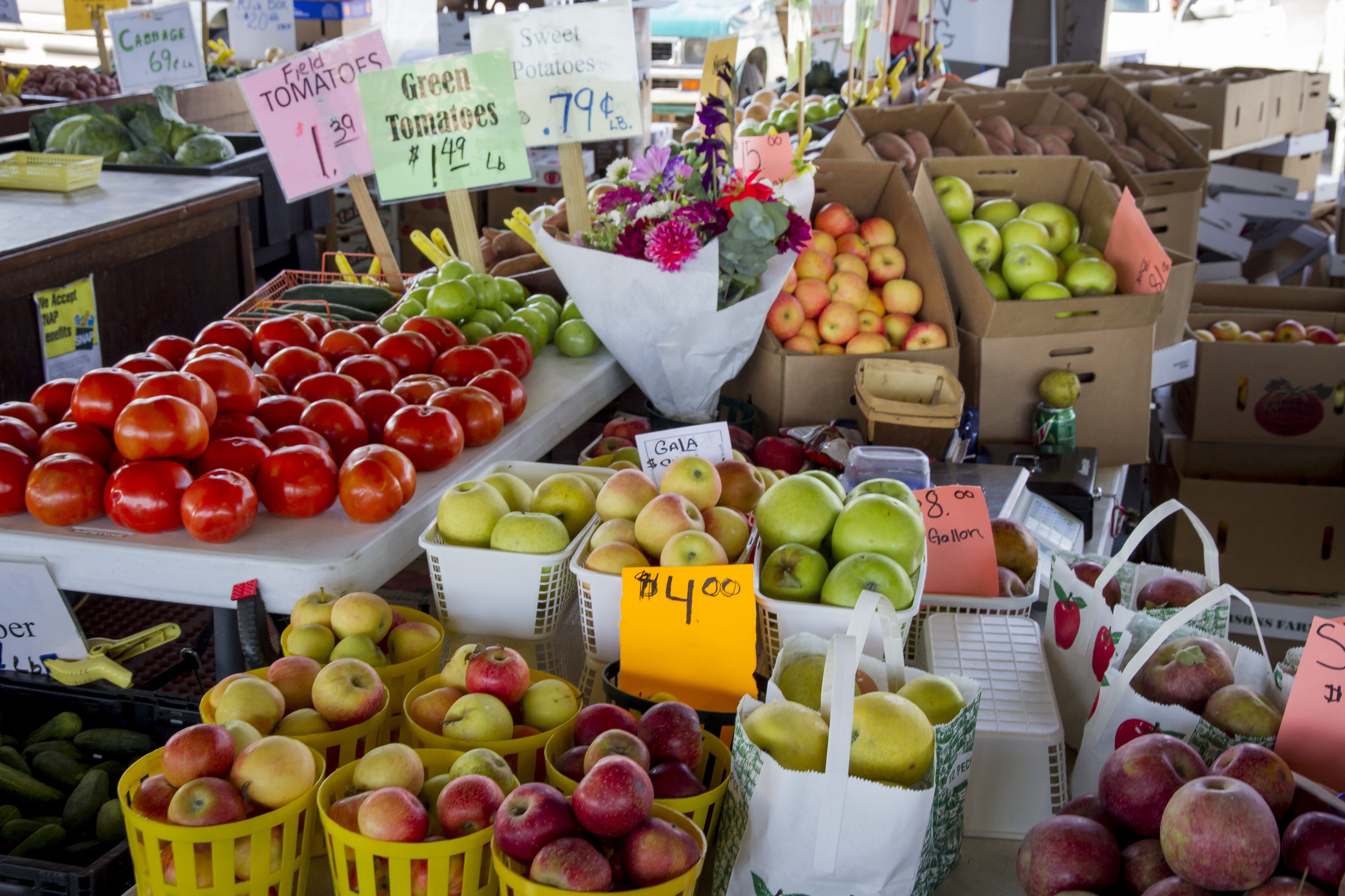 orange, wellbeing, apple - fruit, outdoors, retail, flower bouquet, market, choice, option, delicious, apple, food and drink, fresh, market stall, healthy, HD Wallpaper