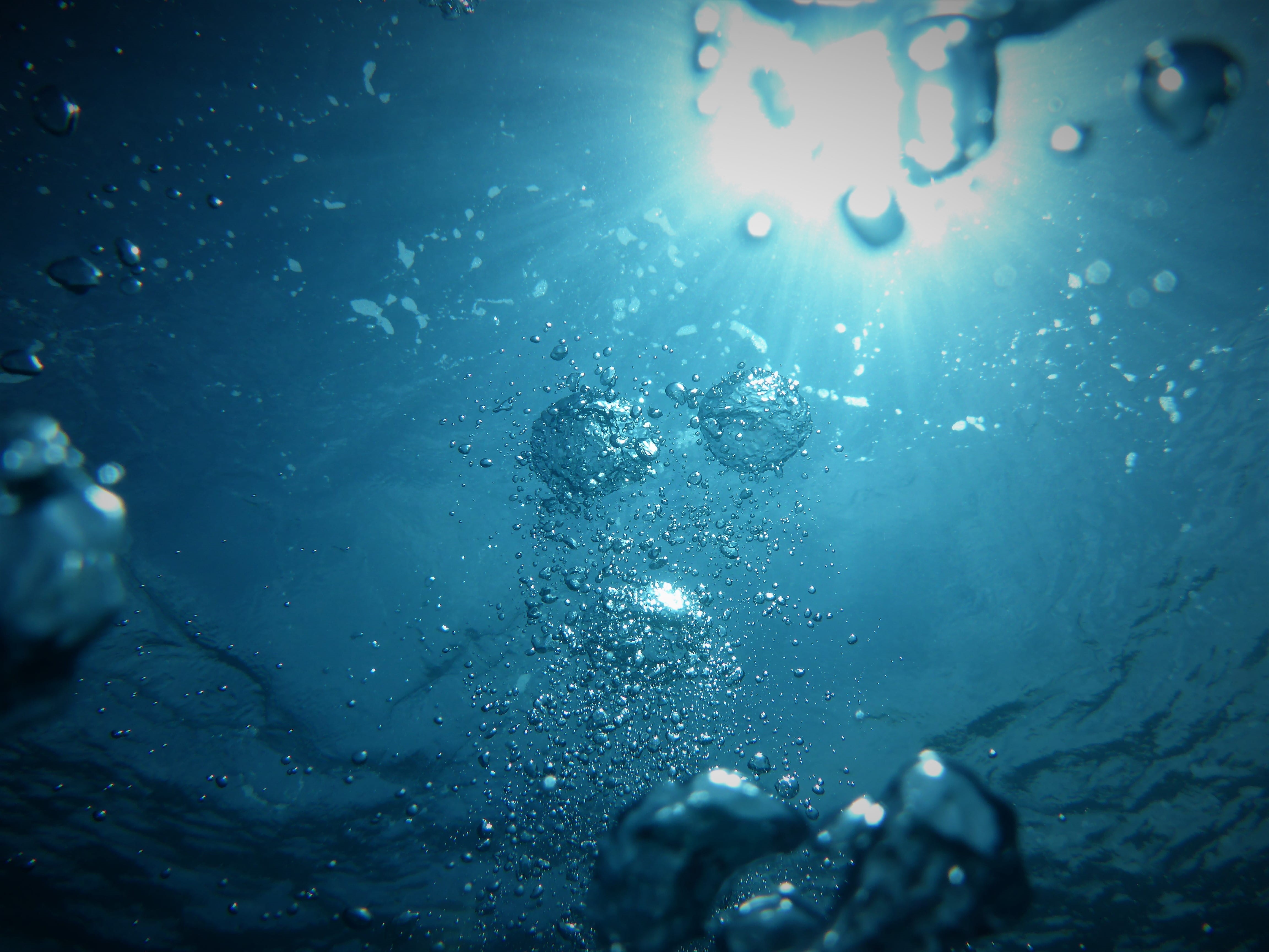 cold temperature, blue, nature, going, bubbles, underwater, wet, water, backgrounds, ice, no people, ocean, 4K, drop, sun rays, undersea, frozen, body, HD Wallpaper