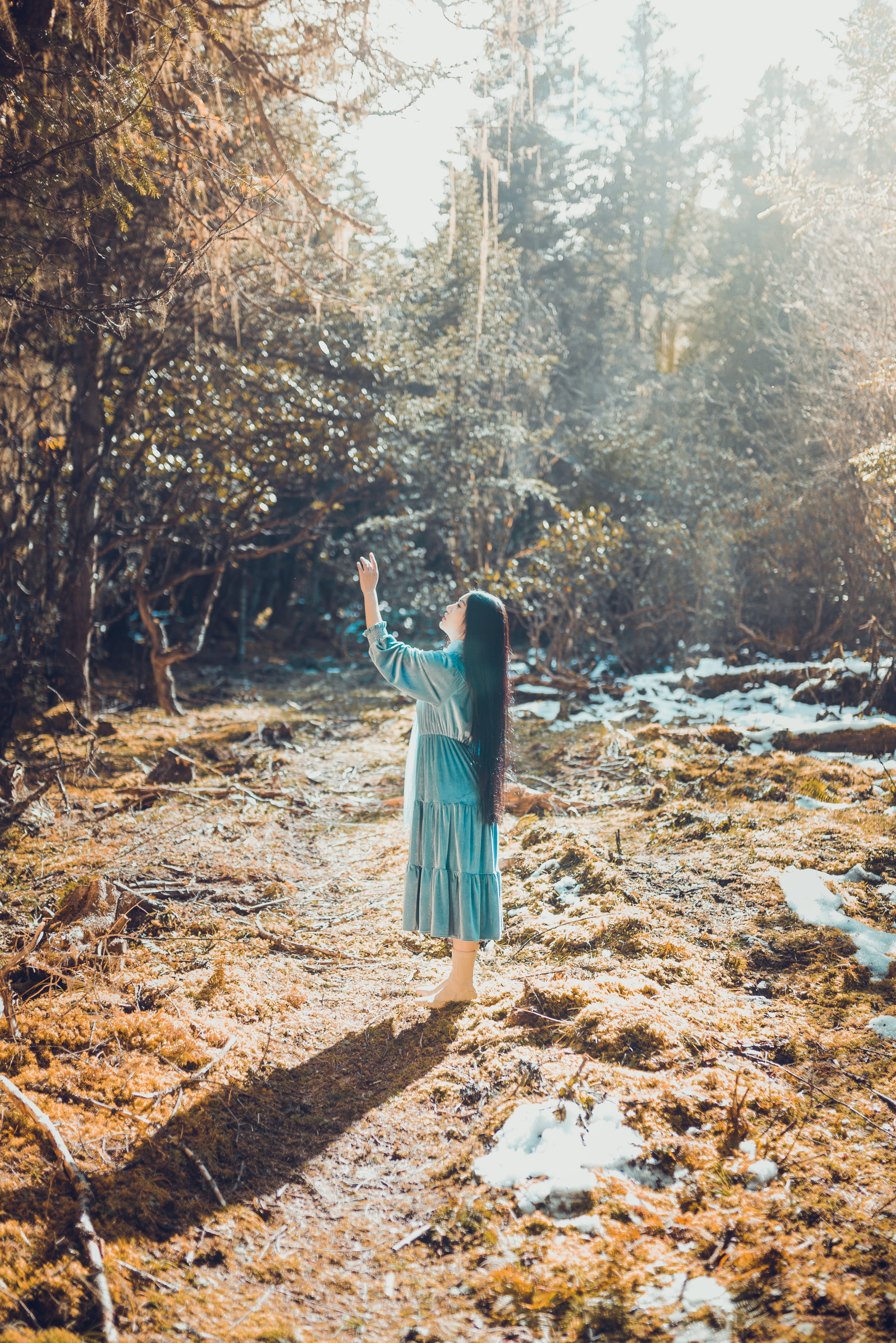 lifestyles, daytime, pointing, plant, beauty in nature, no shoe, standing, woman, 毕棚沟, hand, snow, real people, portrait, outdoors, blue, chinese, sunshine, Phone HD Wallpaper