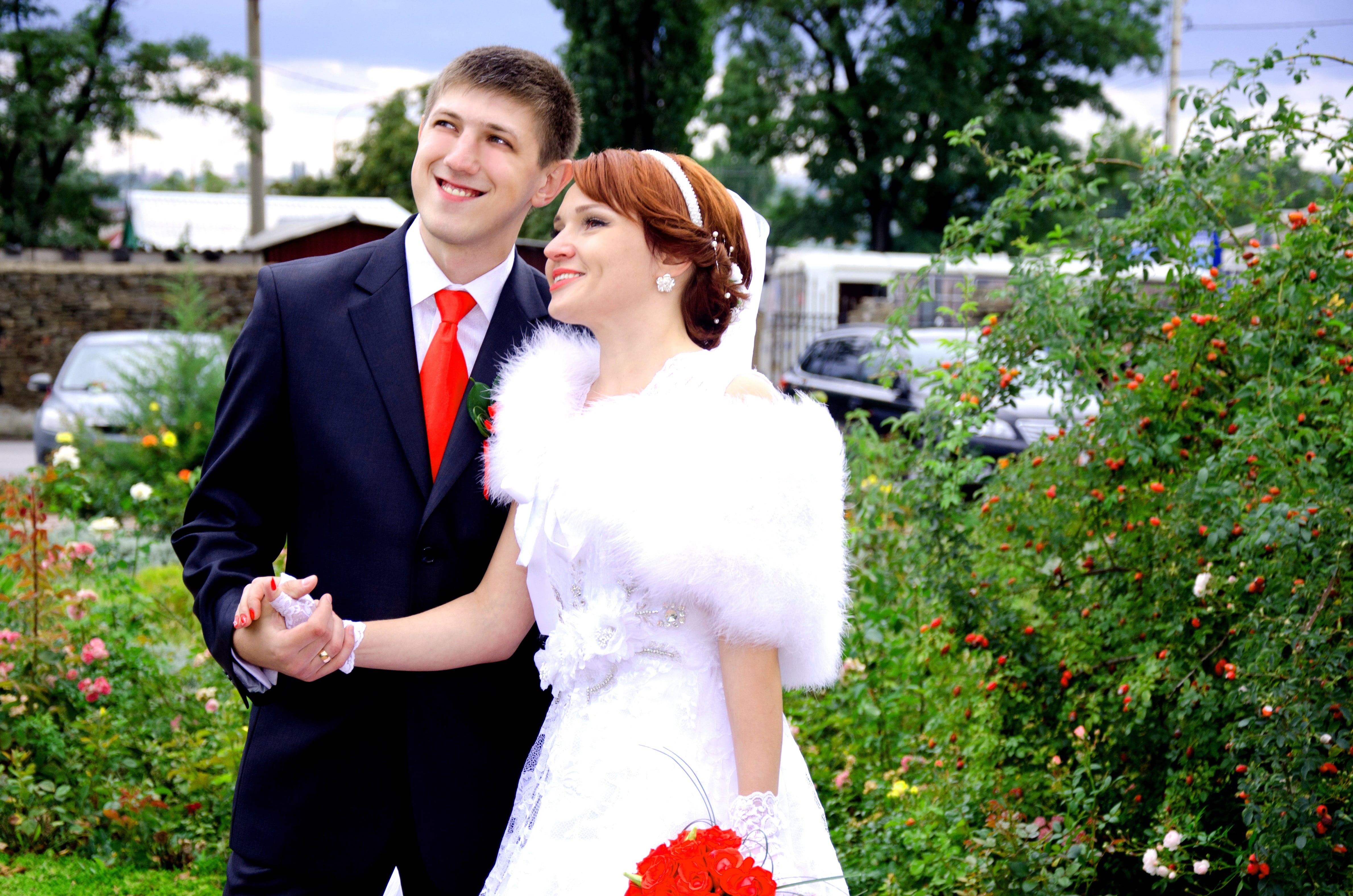 couple - relationship, upwards, flowers, celebration, people, groom, adult, three quarter length, 4K, young adult, love, wedding, looking, beautiful woman, HD Wallpaper