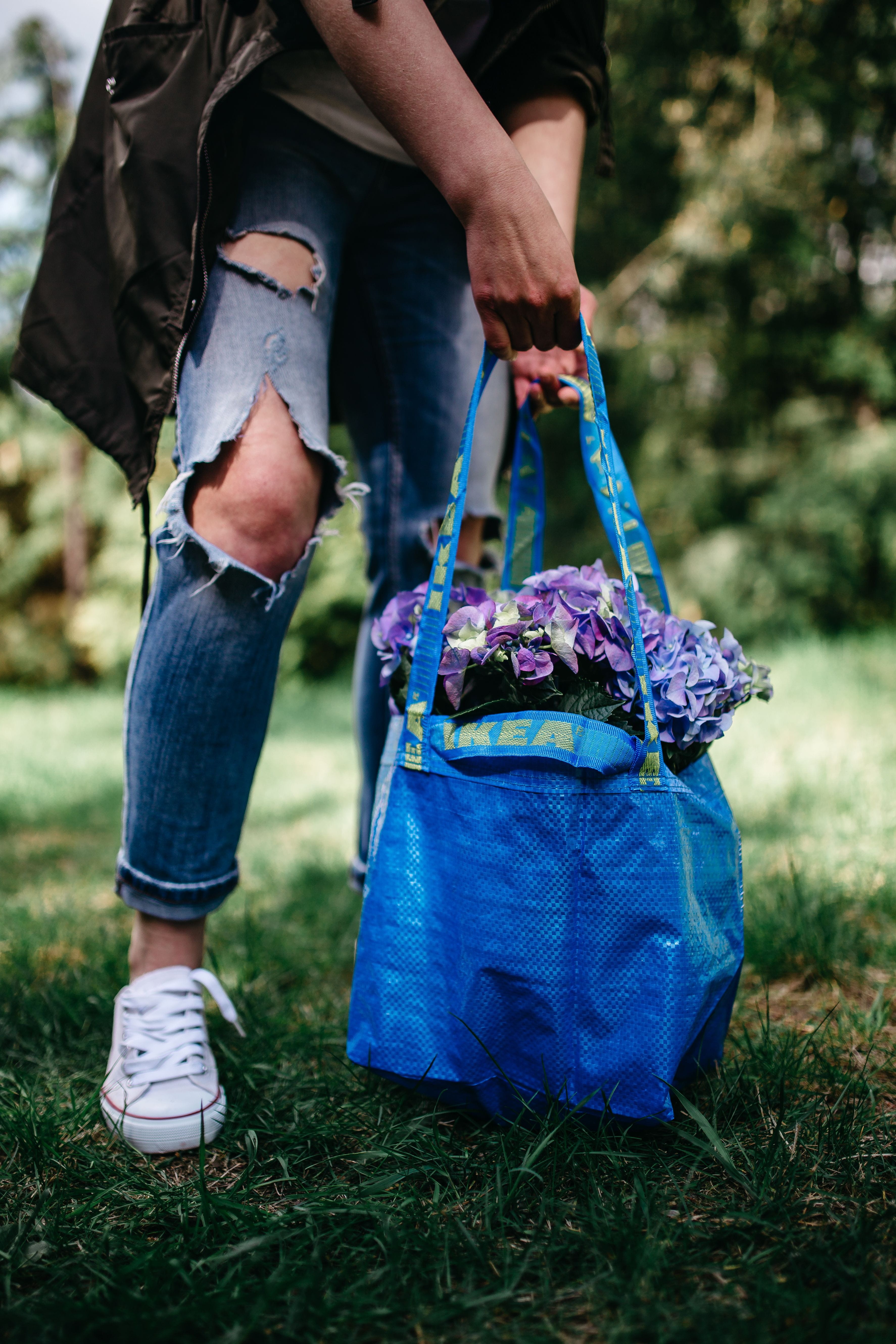 Shopping Bag, frakta, bad, low section, grass, jeans, leisure activity, field, land, 5K, plant, people, real people, adults only, shopping, women, human leg, Phone HD Wallpaper