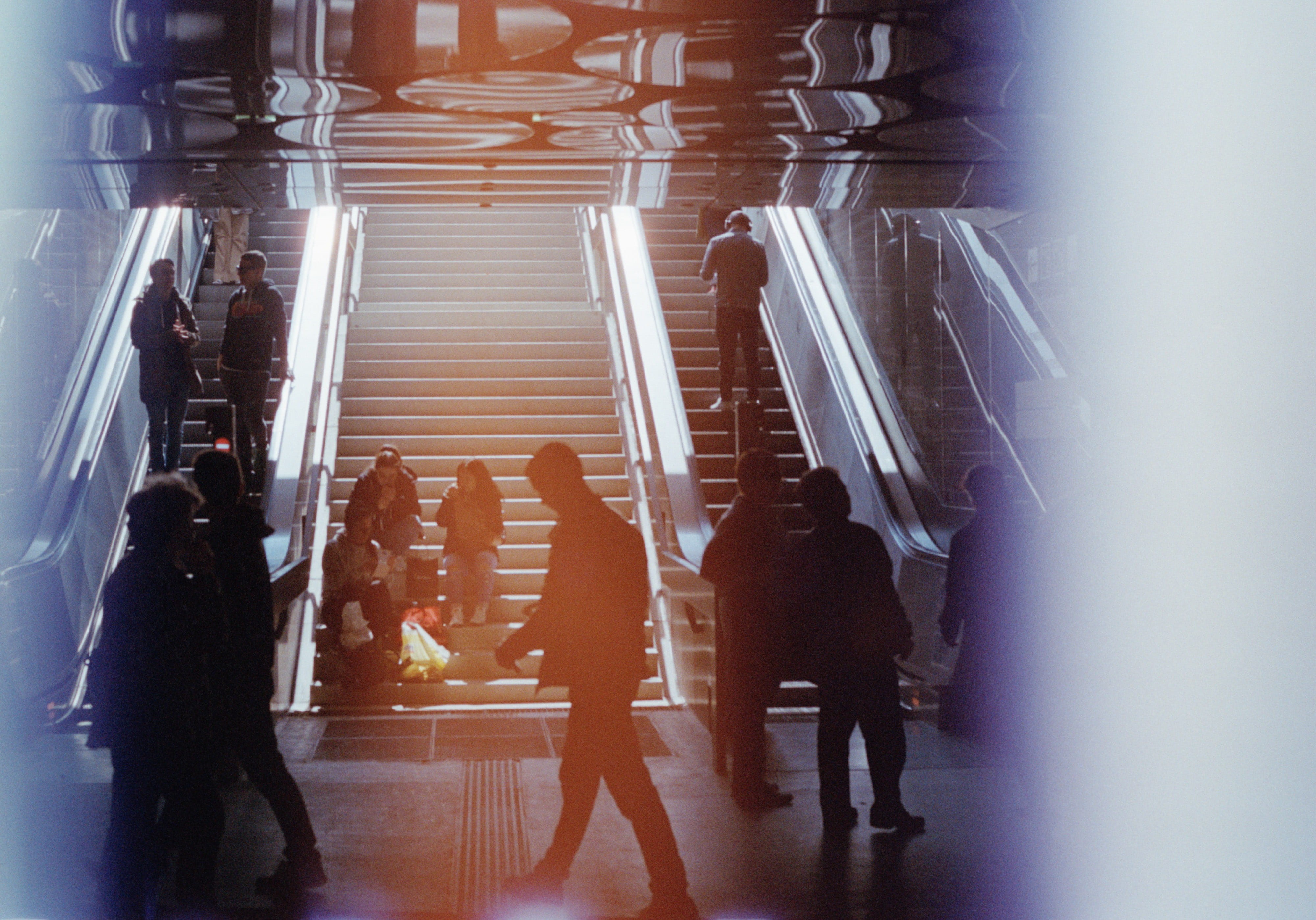 underground, light leaks, stachus, walking, silhouette, münchen, germany, city life, crowd, adult, women, city, stairs, escalator, modern, built structure, HD Wallpaper