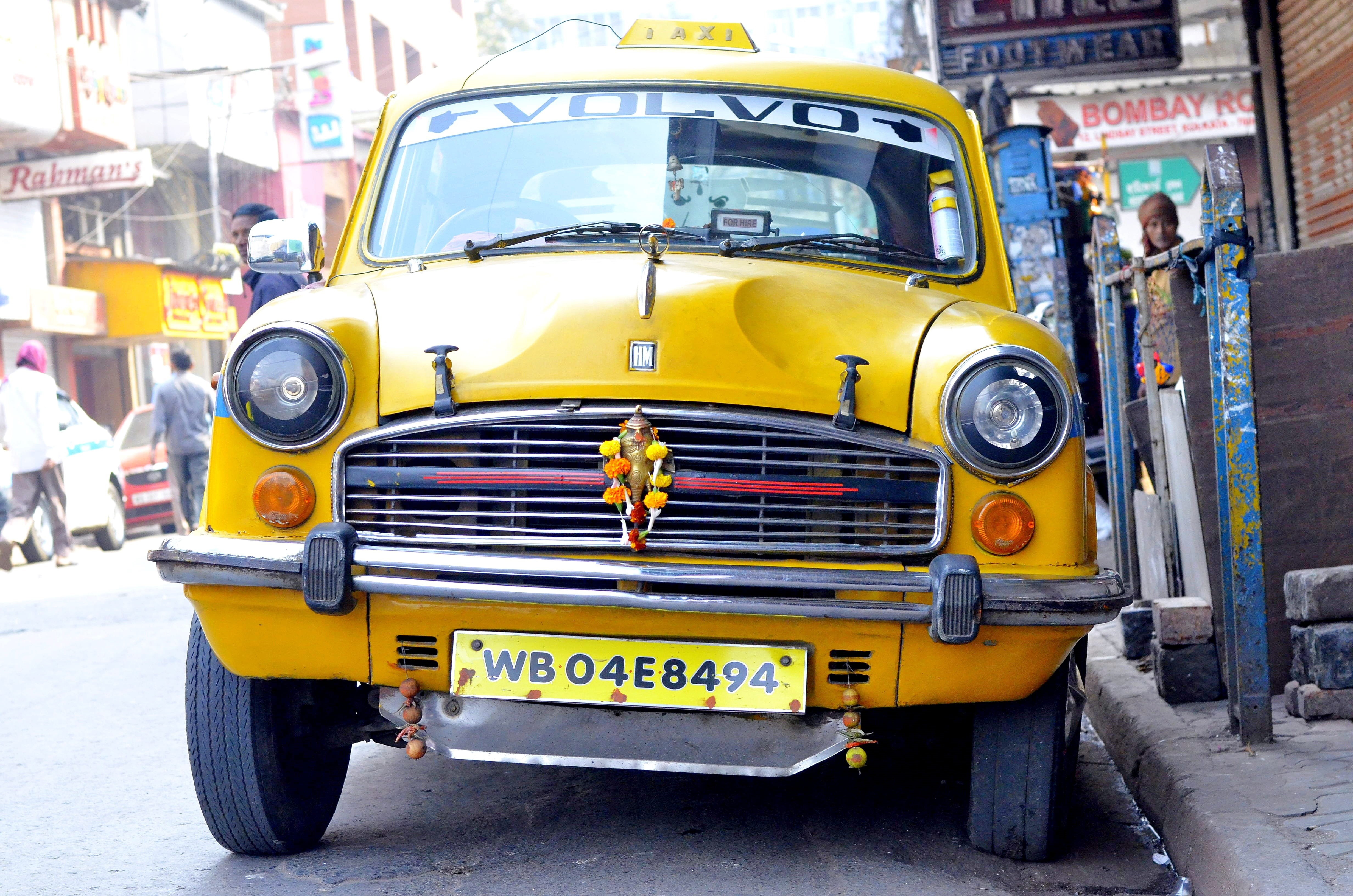 old, land vehicle, school bus, india, kolkata, auto, architecture, car, text, travel, asian, communication, city, street, focus on foreground, motor vehicle, HD Wallpaper